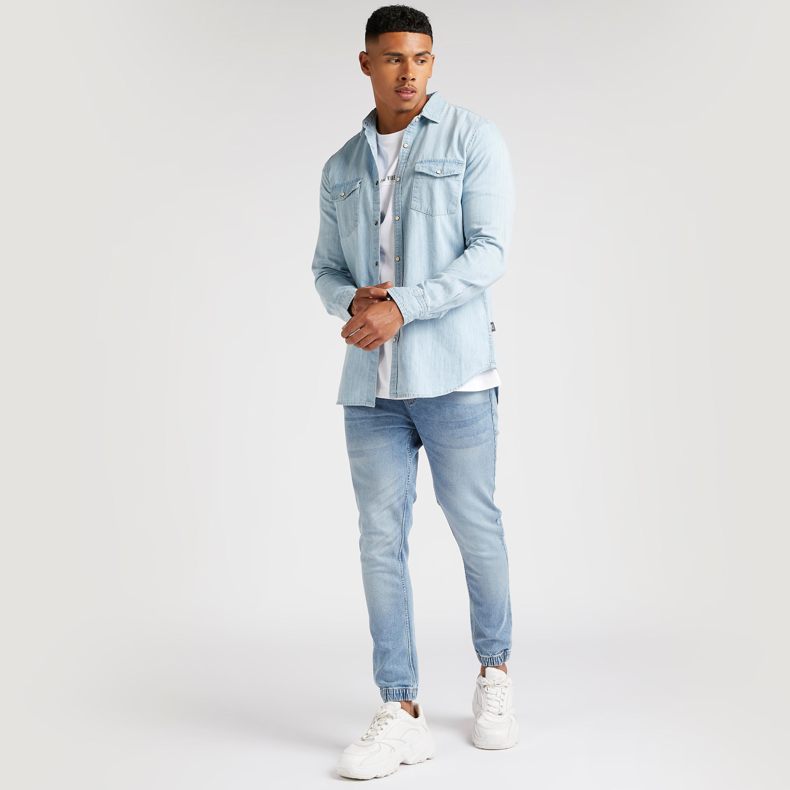قميص دنيم سادة بأكمام طويلة وجيوب-men-clothing-shirts-image-2