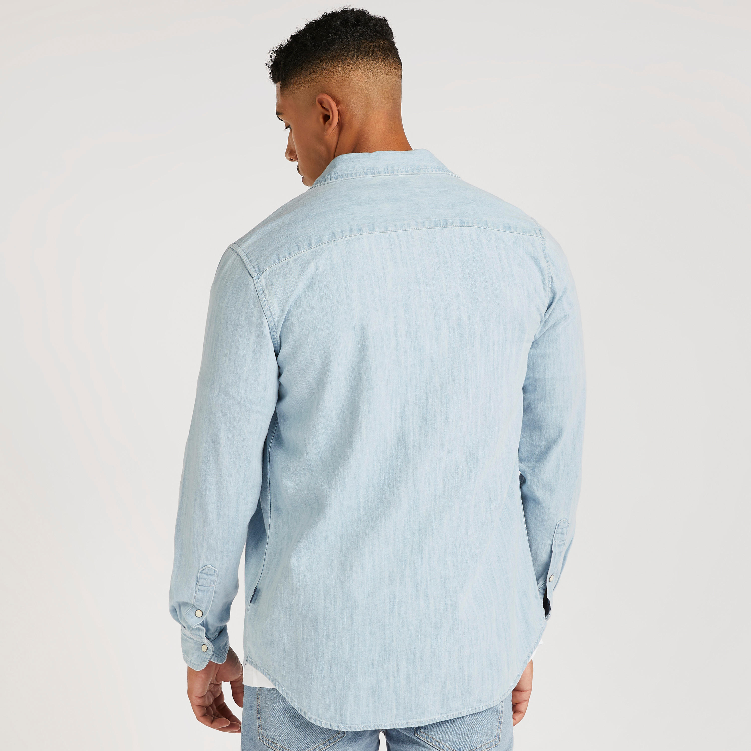 قميص دنيم سادة بأكمام طويلة وجيوب-men-clothing-shirts-image-4
