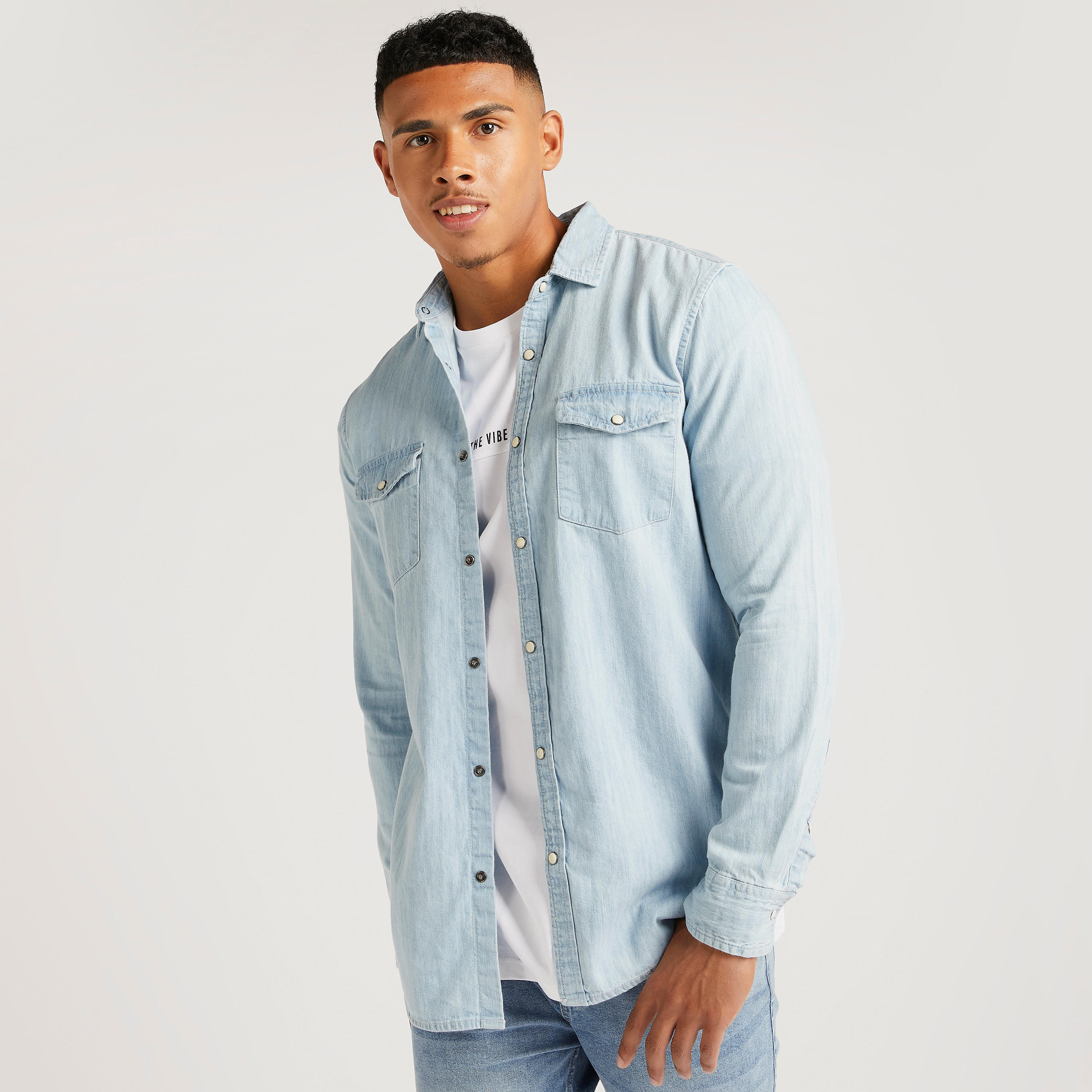 قميص دنيم سادة بأكمام طويلة وجيوب-men-clothing-shirts-image-5