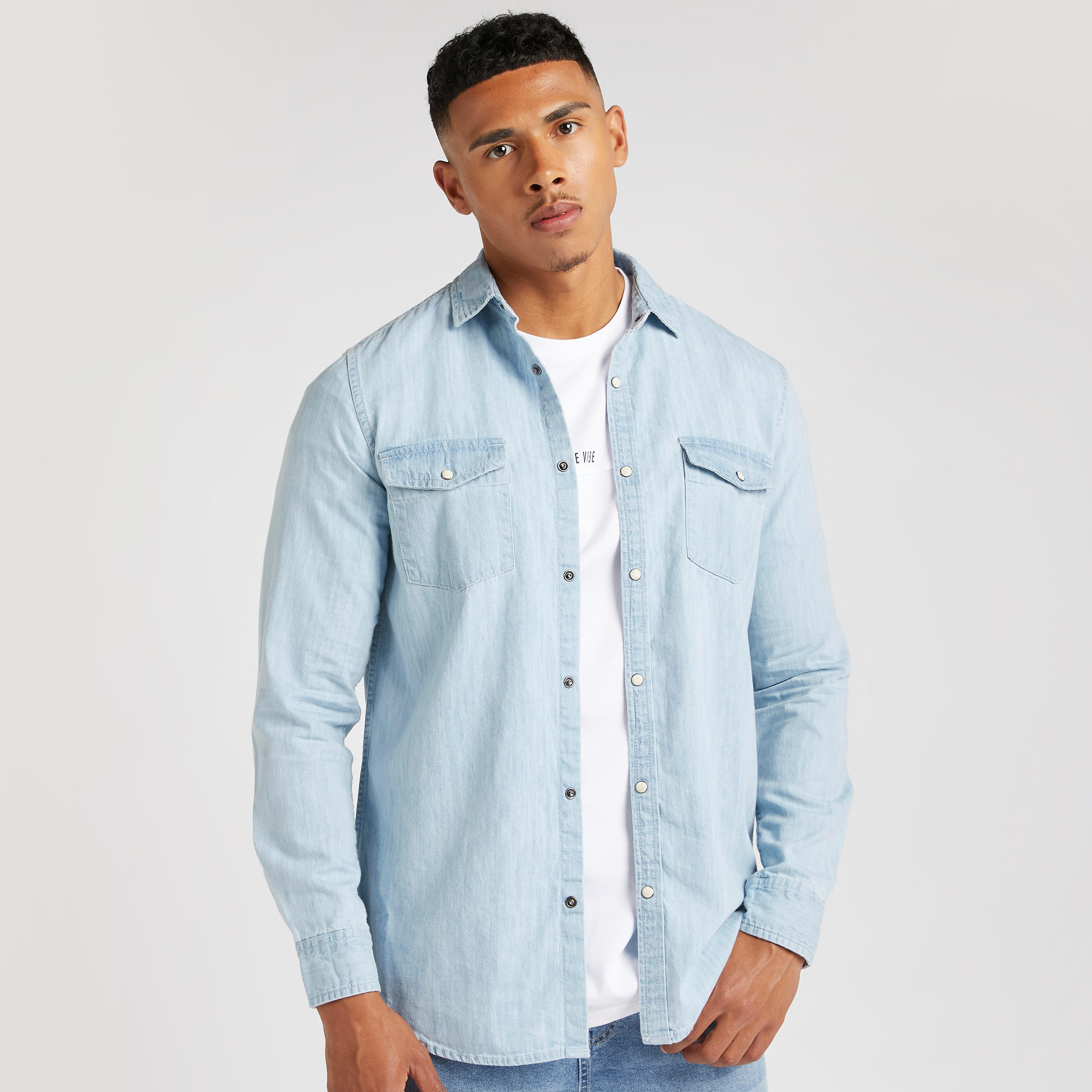 قميص دنيم سادة بأكمام طويلة وجيوب-men-clothing-shirts-image-6