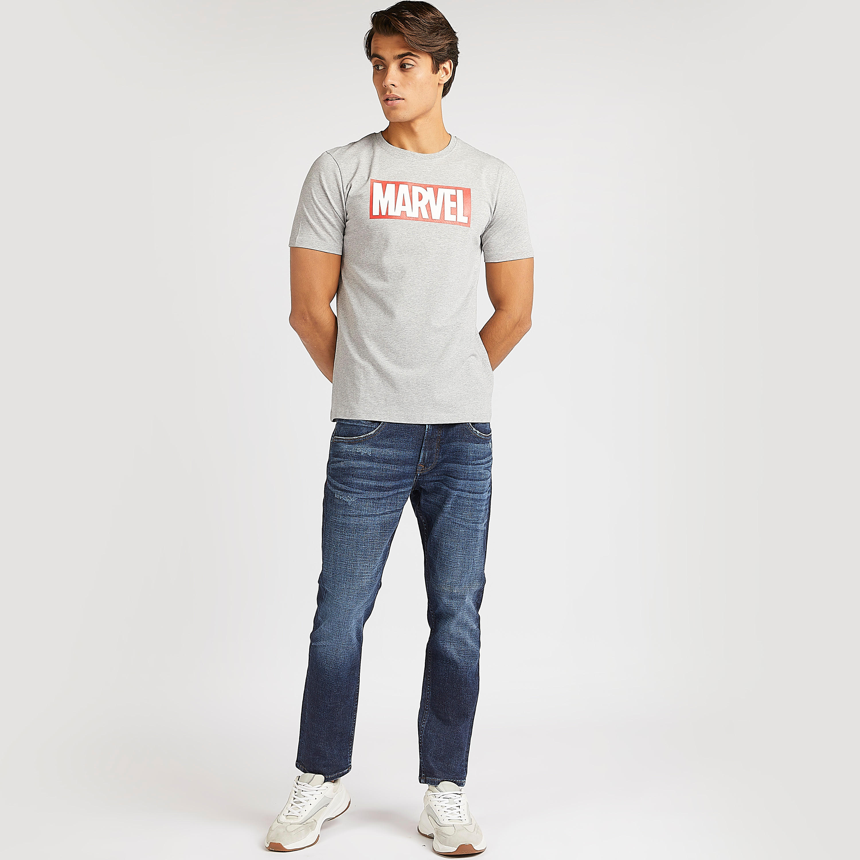 بنطلون جينز سادة بخصر مرتفع وجيوب-men-clothing-bottoms-jeans-image-3