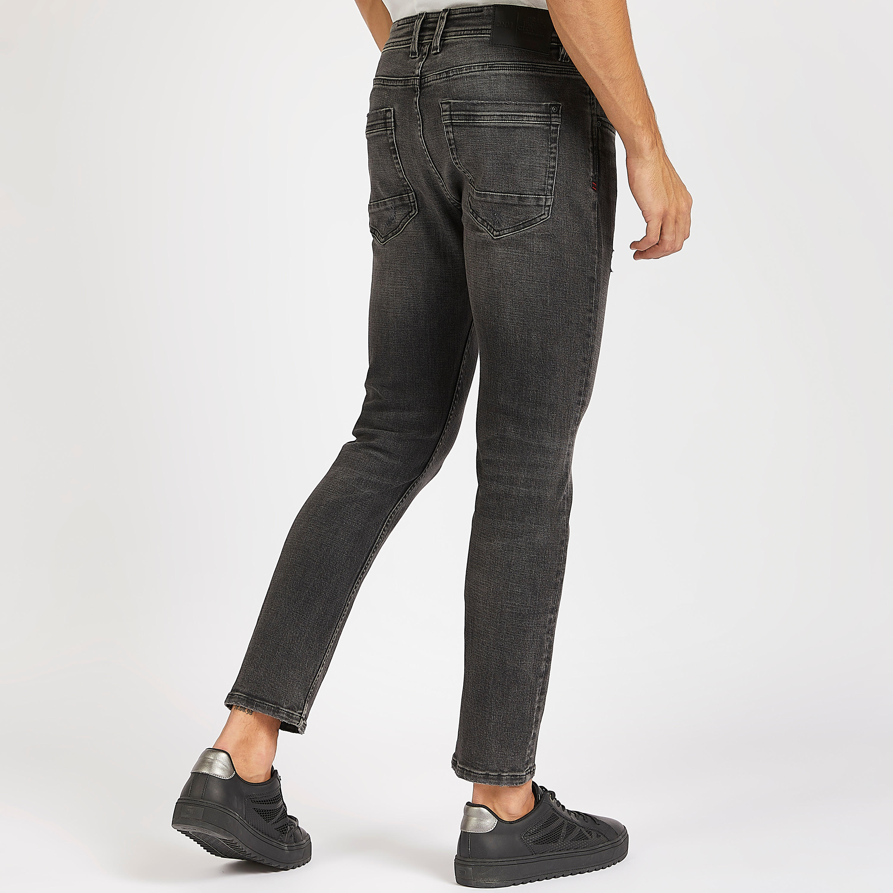 بنطلون جينز مضلّع بخصر مرتفع وجيوب-men-clothing-bottoms-jeans-image-1