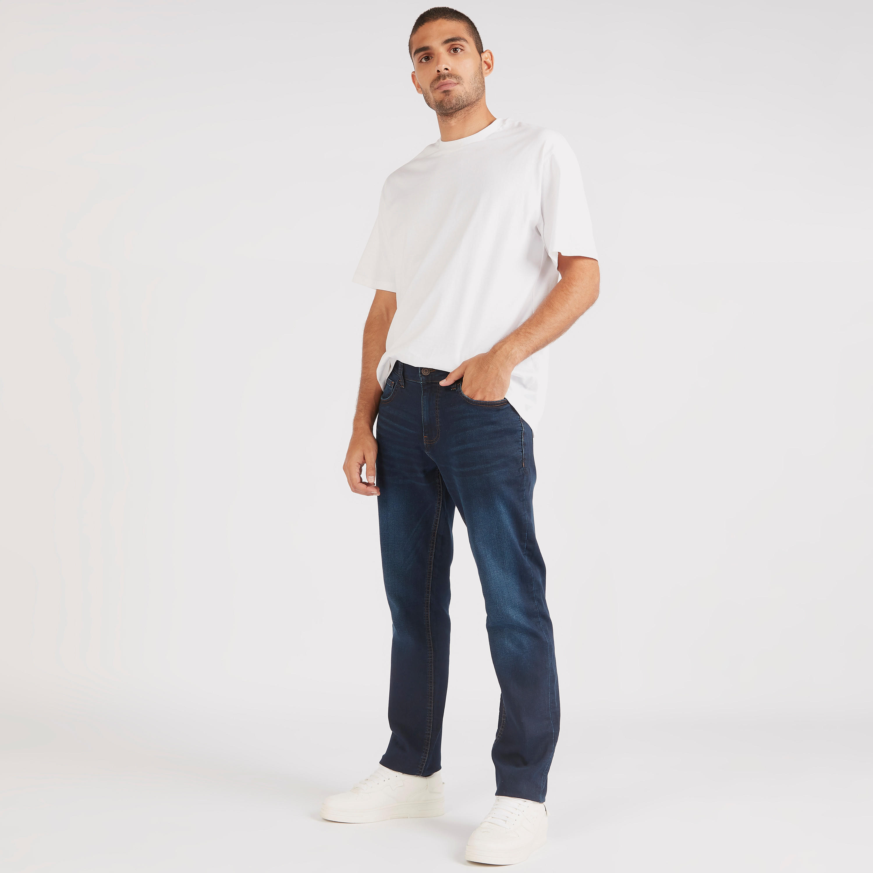 بنطلون جينز بقصّة سليم وخصر متوسط الارتفاع وجيوب-men-clothing-bottoms-jeans-image-4