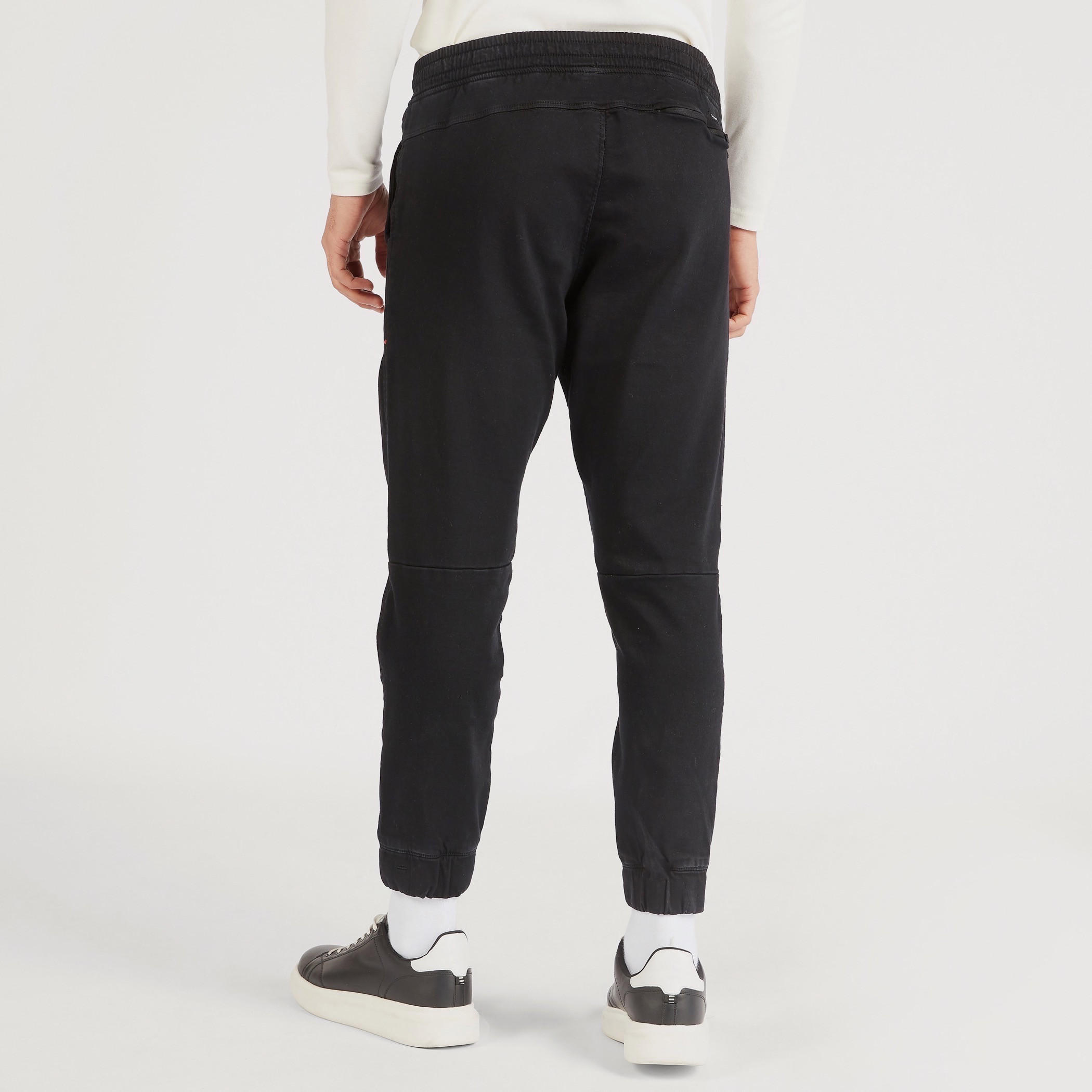 بنطلون رياضي دنيم سادة برباط إغلاق وجيوب-men-clothing-bottoms-jeans-image-1