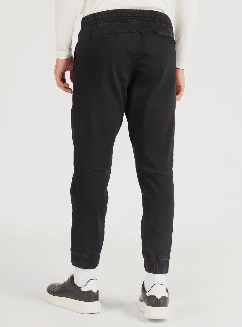 بنطلون رياضي دنيم سادة برباط إغلاق وجيوب-men-clothing-bottoms-jeans-image-1