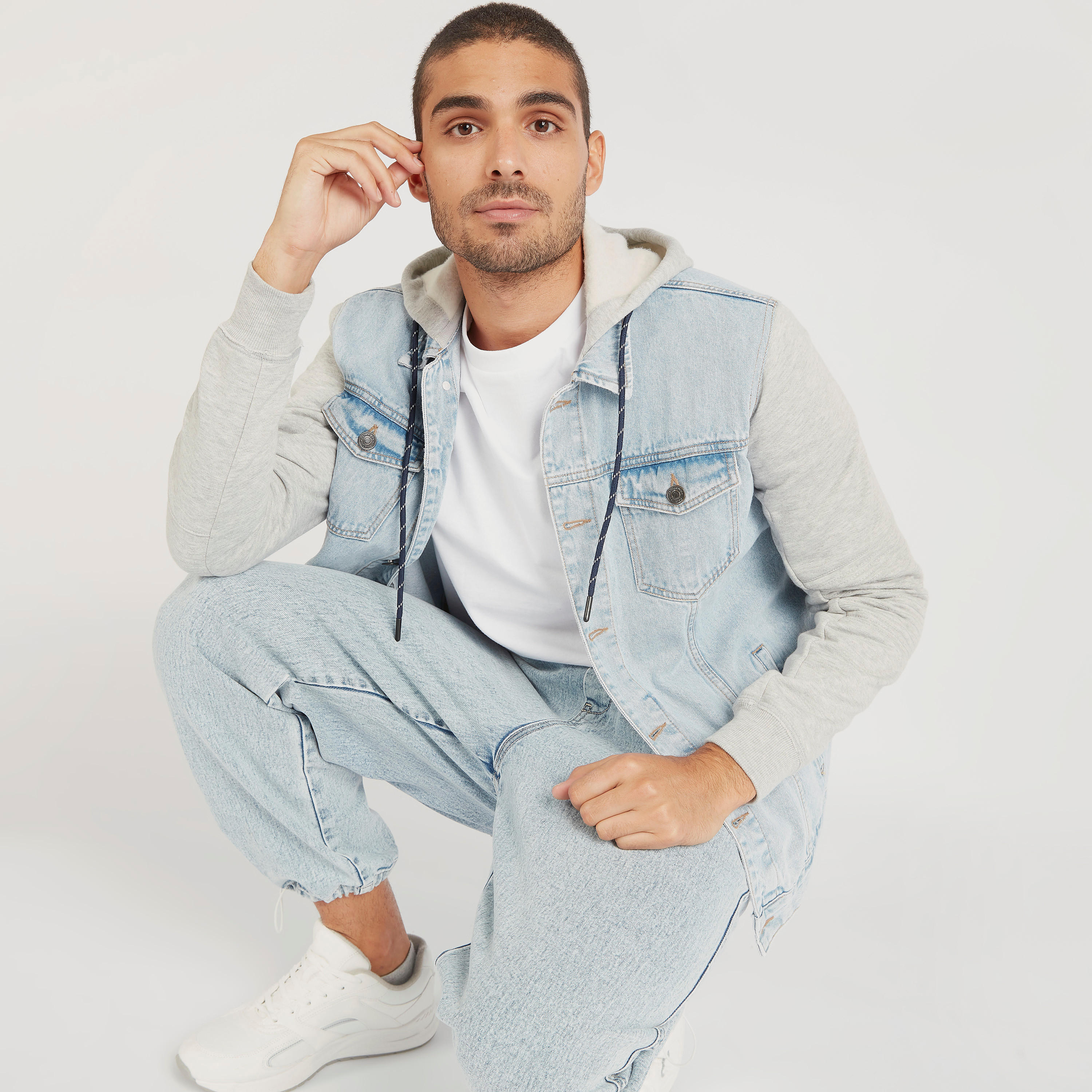 جاكيت دنيم سادة بقبعة وجيوب-men-clothing-jacketsandblazers-jackets-image-1