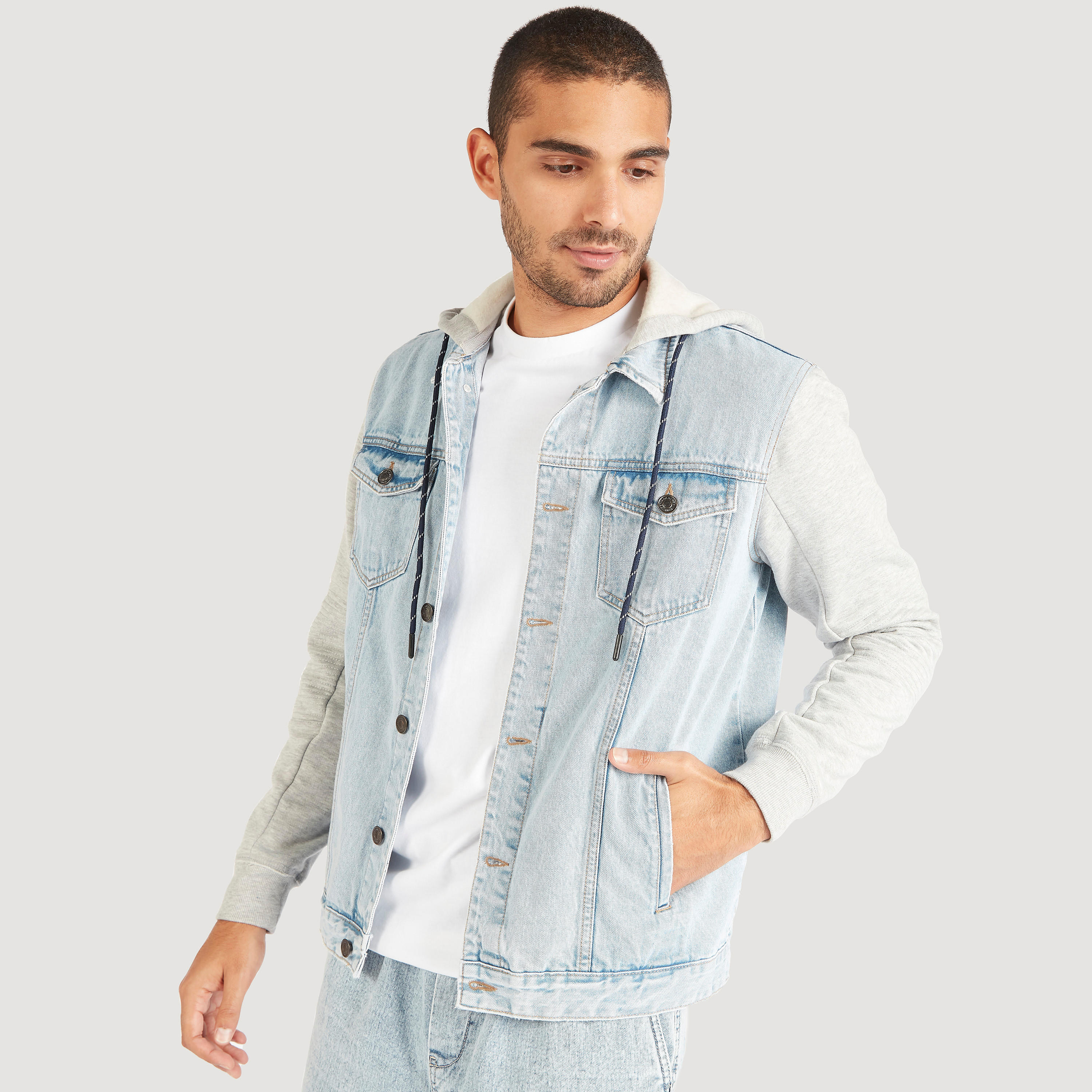 جاكيت دنيم سادة بقبعة وجيوب-men-clothing-jacketsandblazers-jackets-image-3
