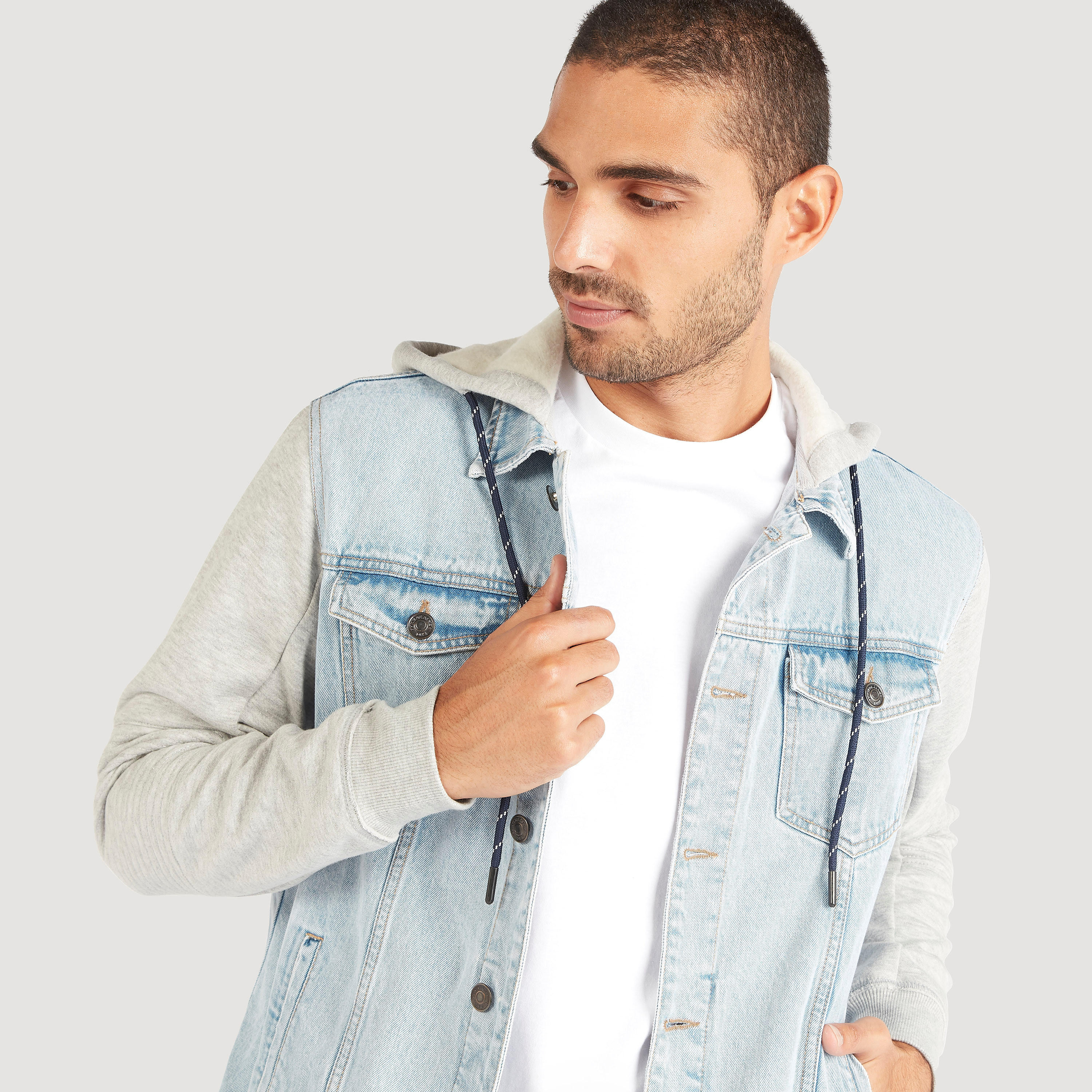 جاكيت دنيم سادة بقبعة وجيوب-men-clothing-jacketsandblazers-jackets-image-4