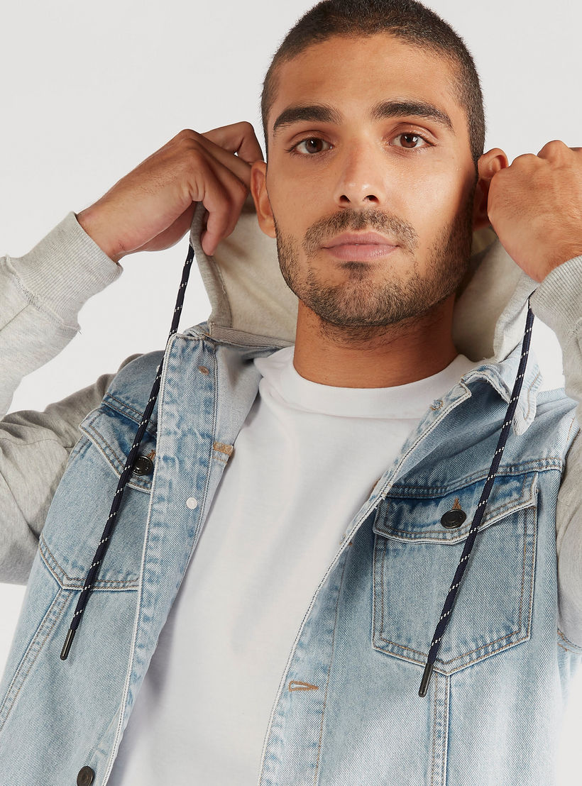 جاكيت دنيم سادة بقبعة وجيوب-men-clothing-jacketsandblazers-jackets-image-6