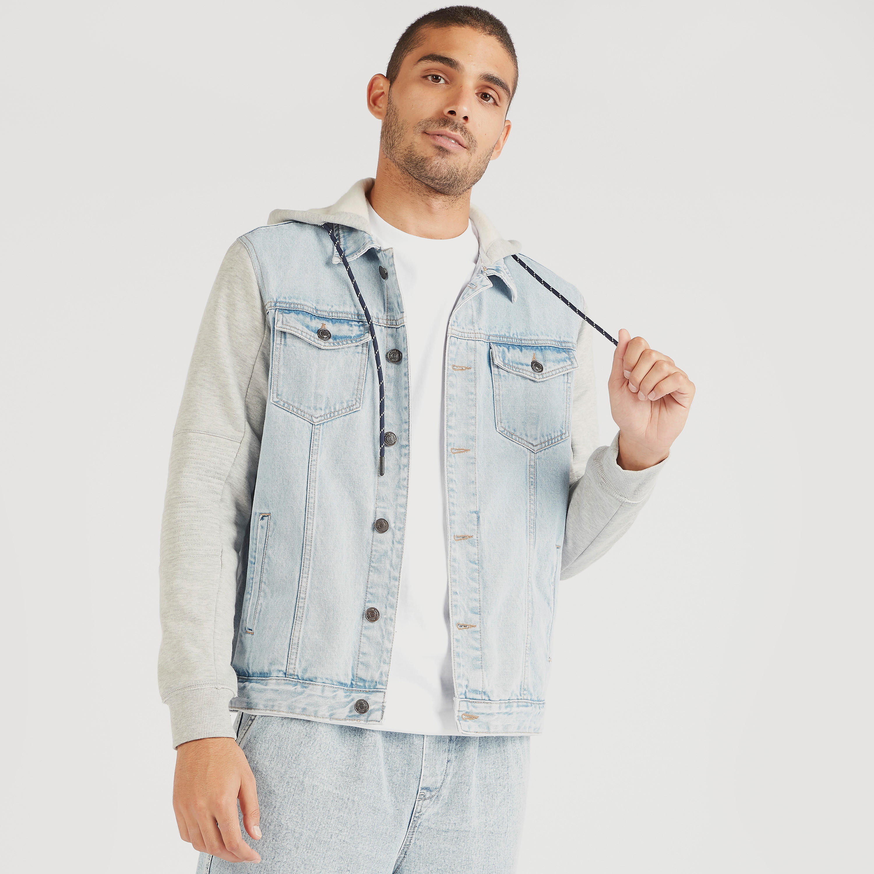 جاكيت دنيم سادة بقبعة وجيوب-men-clothing-jacketsandblazers-jackets-image-8