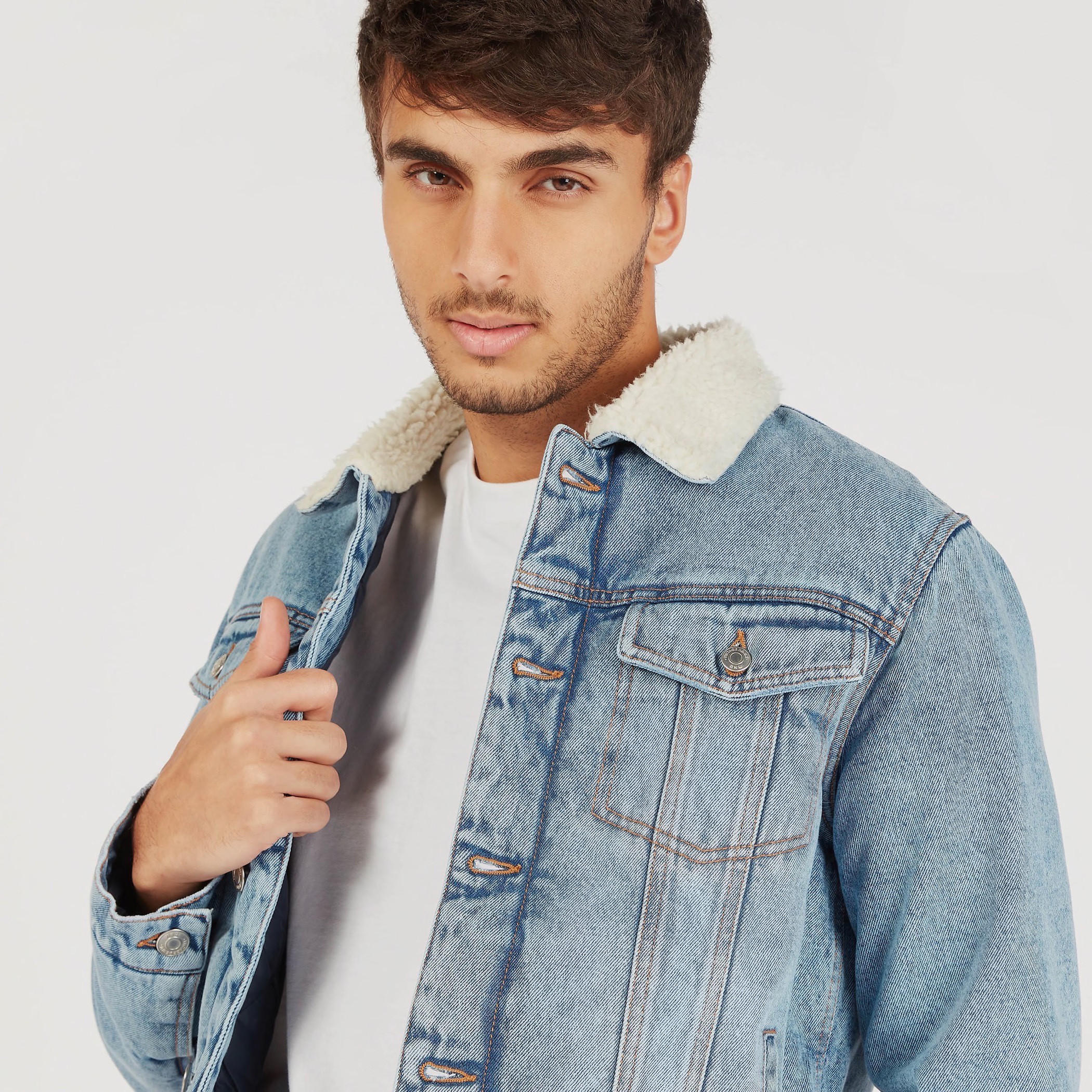 جاكيت دنيم بزر علوي وياقة شيربا مبطنة من لي كوبر-men-clothing-jacketsandblazers-jackets-image-4