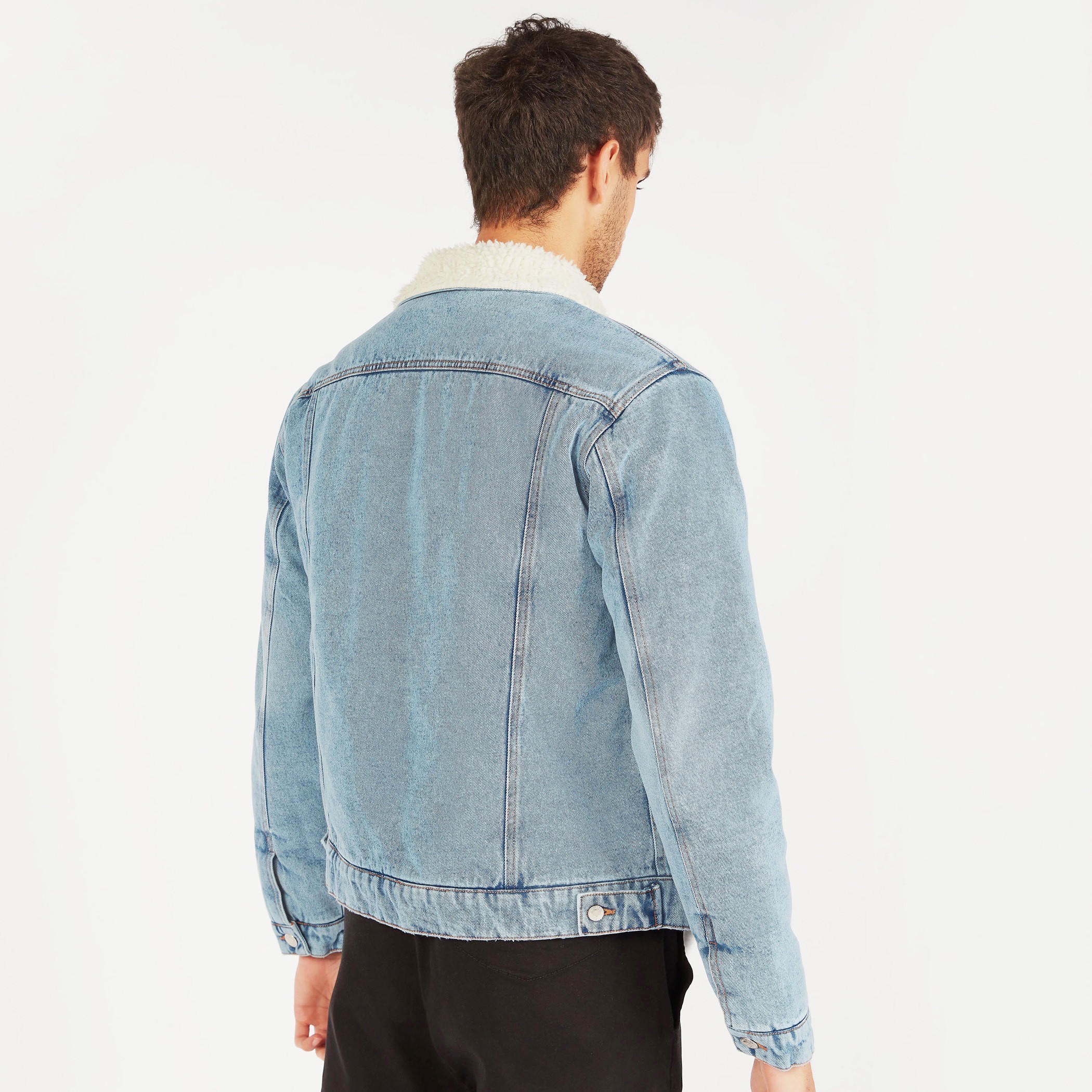 جاكيت دنيم بزر علوي وياقة شيربا مبطنة من لي كوبر-men-clothing-jacketsandblazers-jackets-image-3