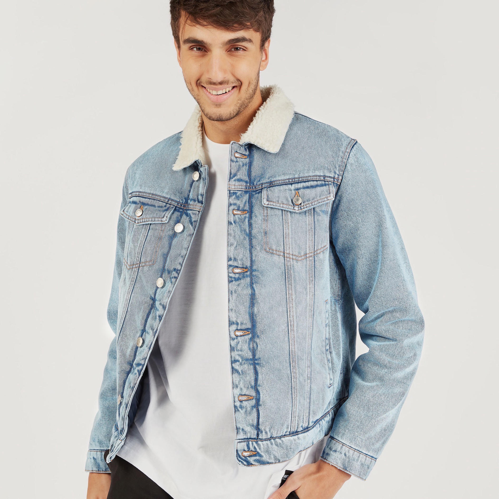 جاكيت دنيم بزر علوي وياقة شيربا مبطنة من لي كوبر-men-clothing-jacketsandblazers-jackets-image-2