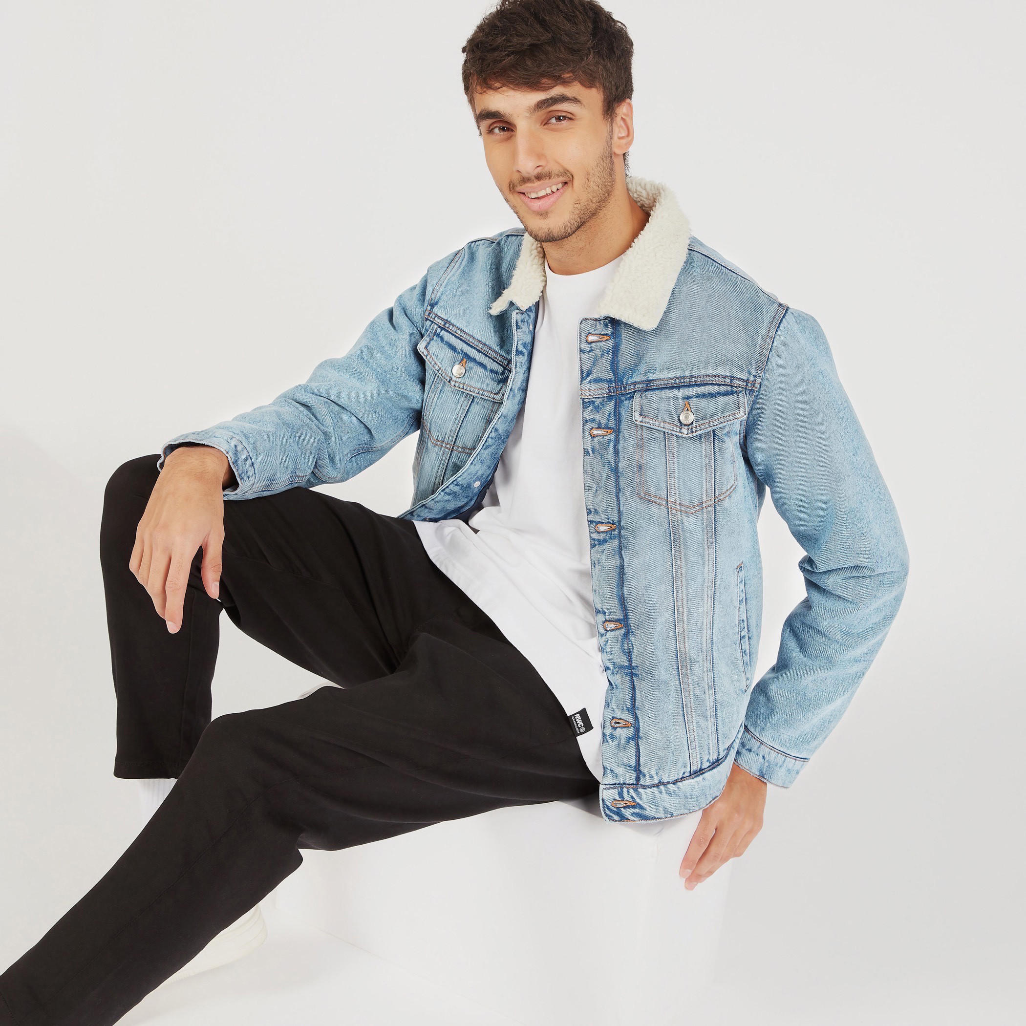 جاكيت دنيم بزر علوي وياقة شيربا مبطنة من لي كوبر-men-clothing-jacketsandblazers-jackets-image-1