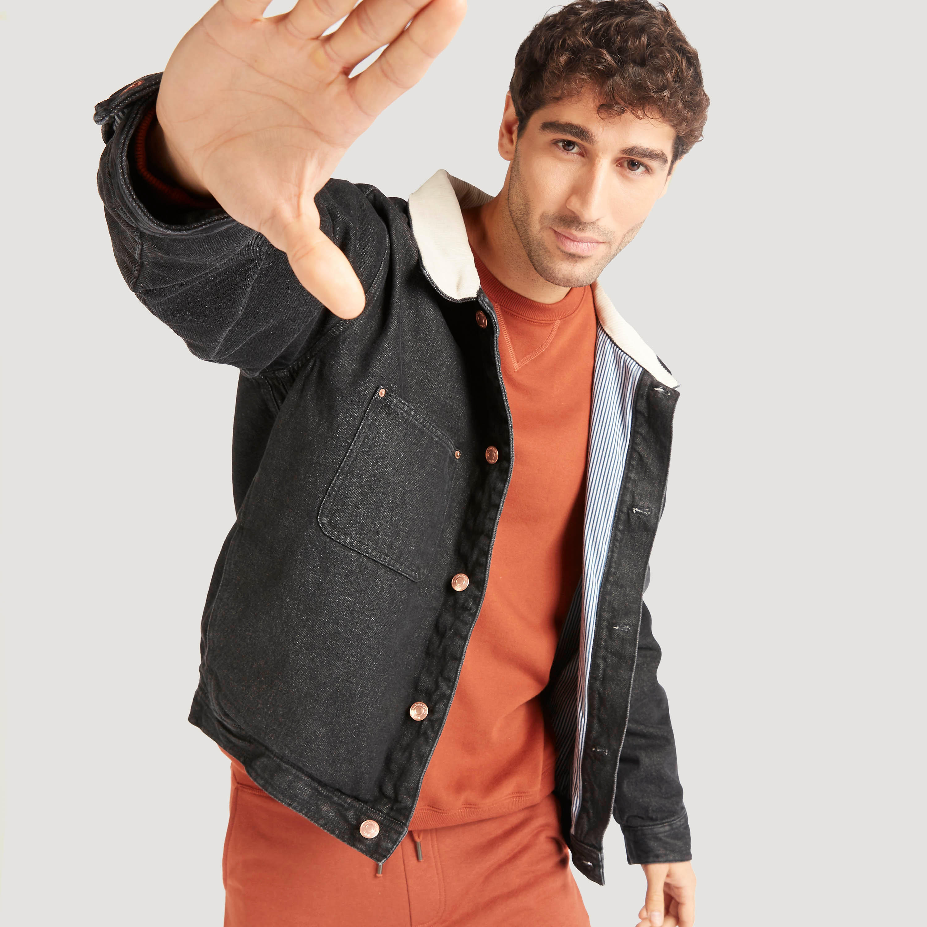 جاكيت دنيم سادة بزر إغلاق وجيوب-men-clothing-jacketsandblazers-jackets-image-4