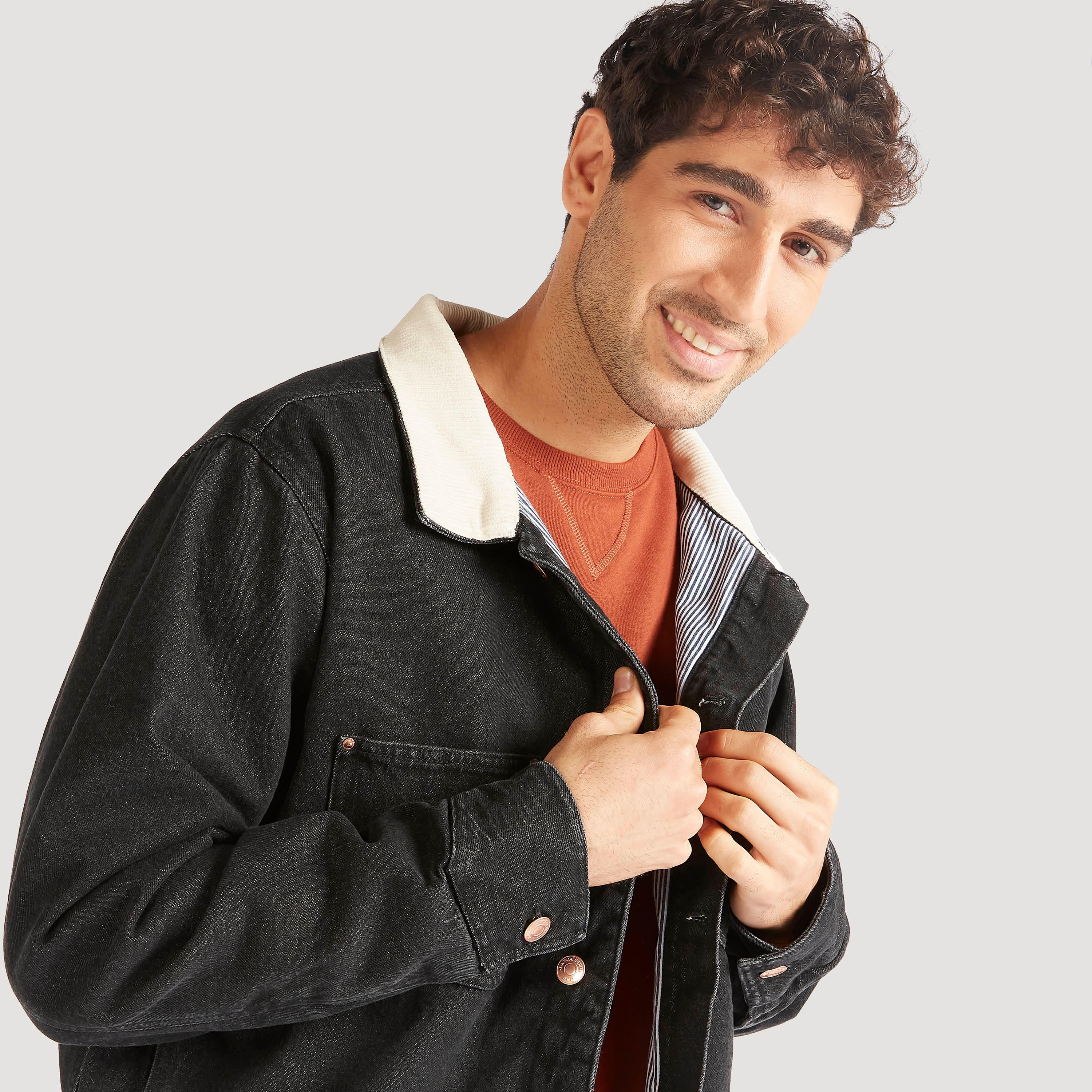 جاكيت دنيم سادة بزر إغلاق وجيوب-men-clothing-jacketsandblazers-jackets-image-3