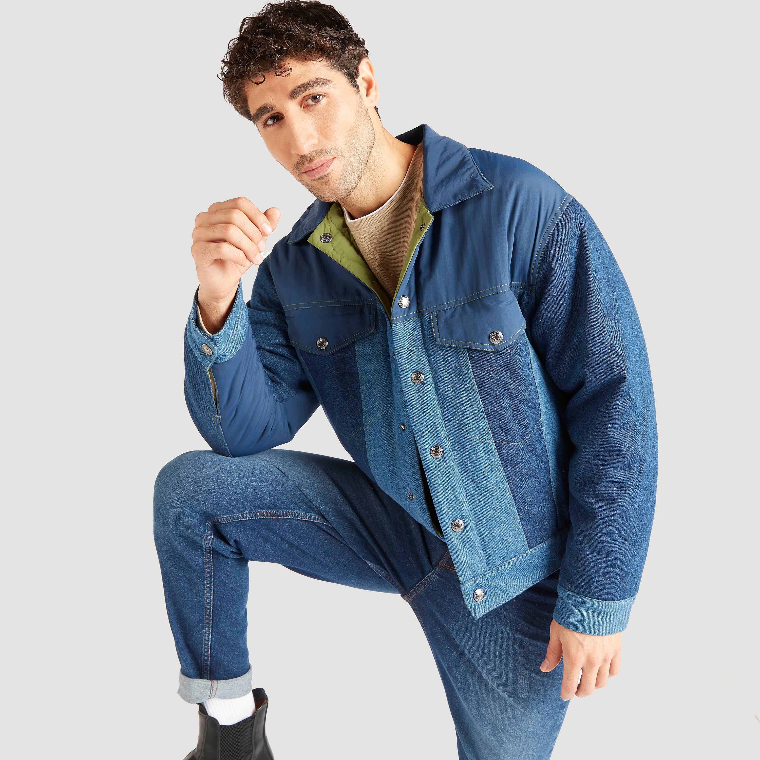 جاكيت خفيف سادة يستخدم على الوجهين بزر إغلاق وجيوب-men-clothing-jacketsandblazers-jackets-image-1