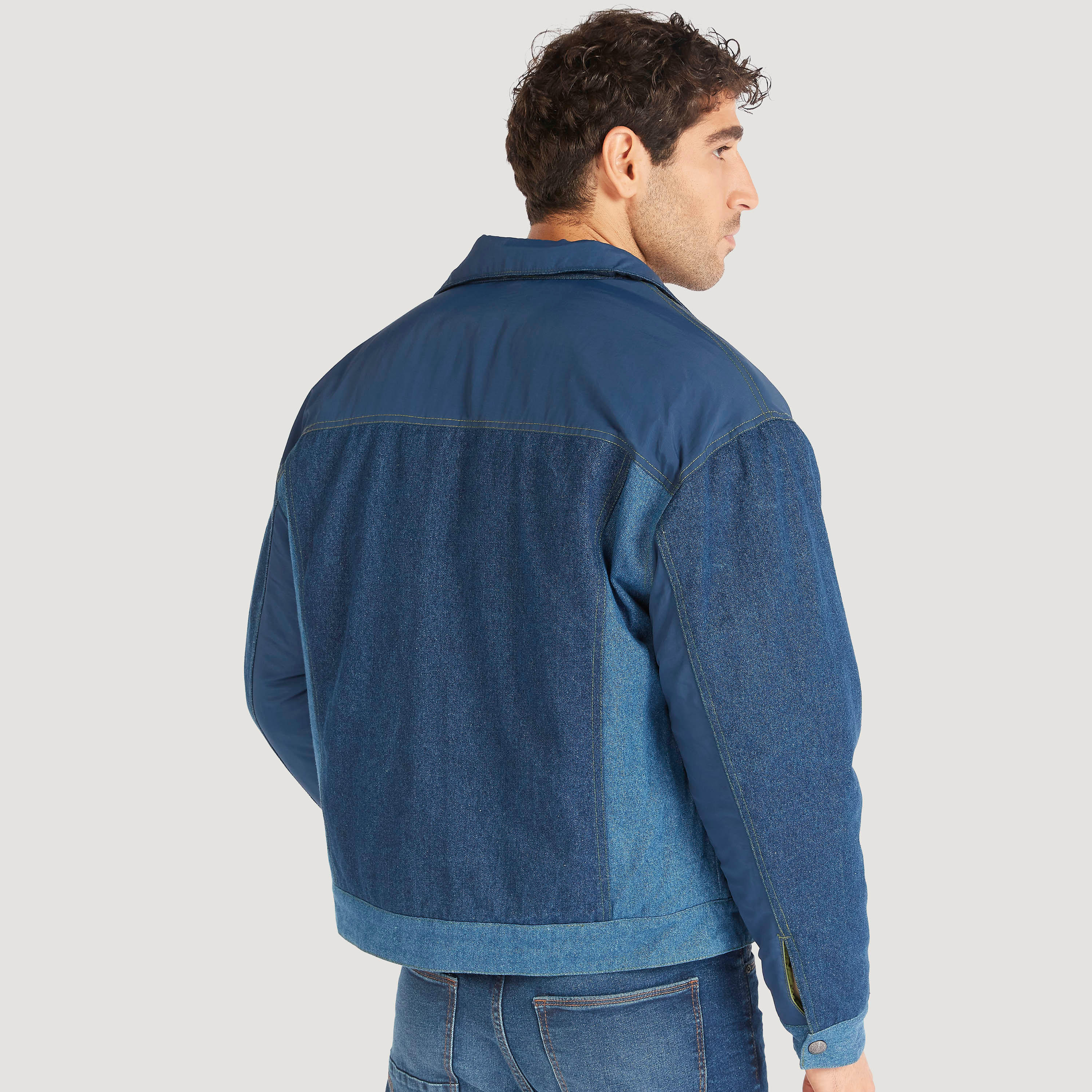 جاكيت خفيف سادة يستخدم على الوجهين بزر إغلاق وجيوب-men-clothing-jacketsandblazers-jackets-image-4