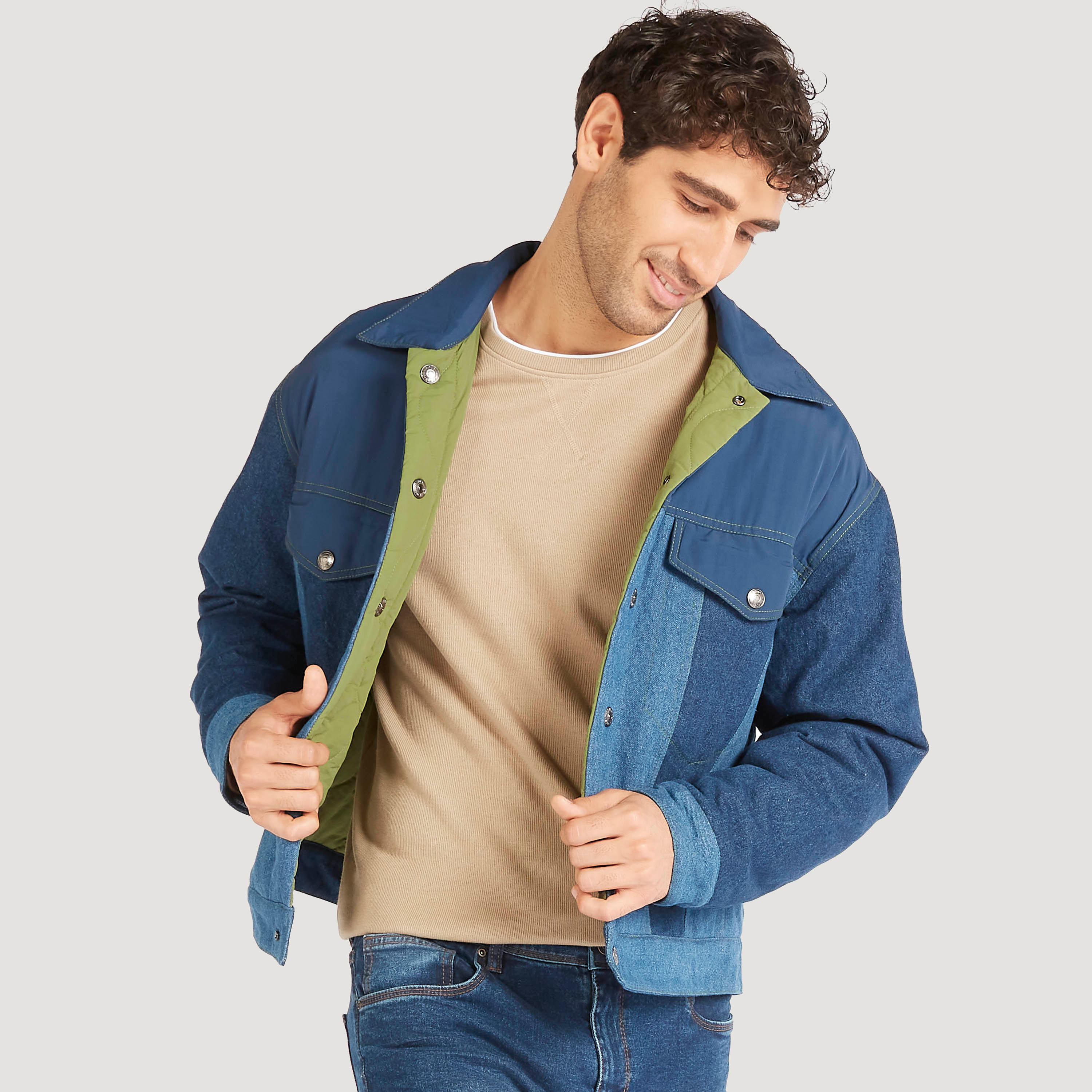 جاكيت خفيف سادة يستخدم على الوجهين بزر إغلاق وجيوب-men-clothing-jacketsandblazers-jackets-image-5