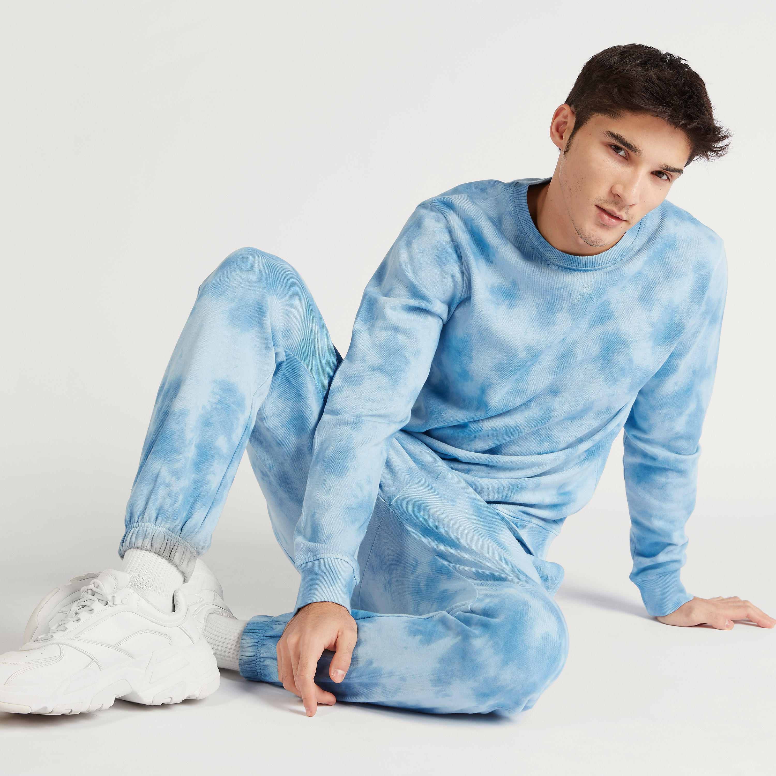 سويت شيرت بأكمام طويلة وياقة ضيّقة وطبعات مصبوغة-men-winterwear-hoodiesandsweatshirts-image-1
