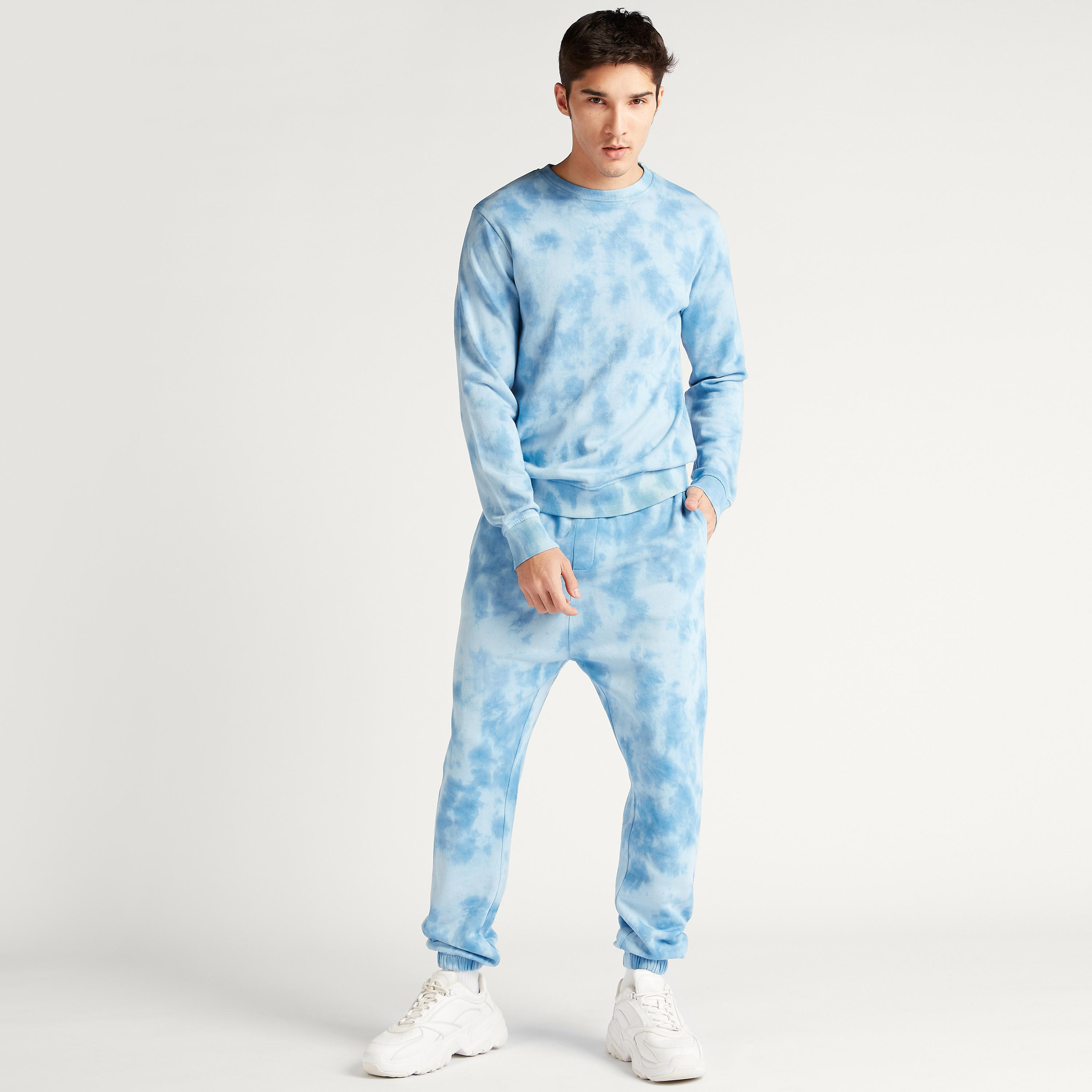 سويت شيرت بأكمام طويلة وياقة ضيّقة وطبعات مصبوغة-men-winterwear-hoodiesandsweatshirts-image-2