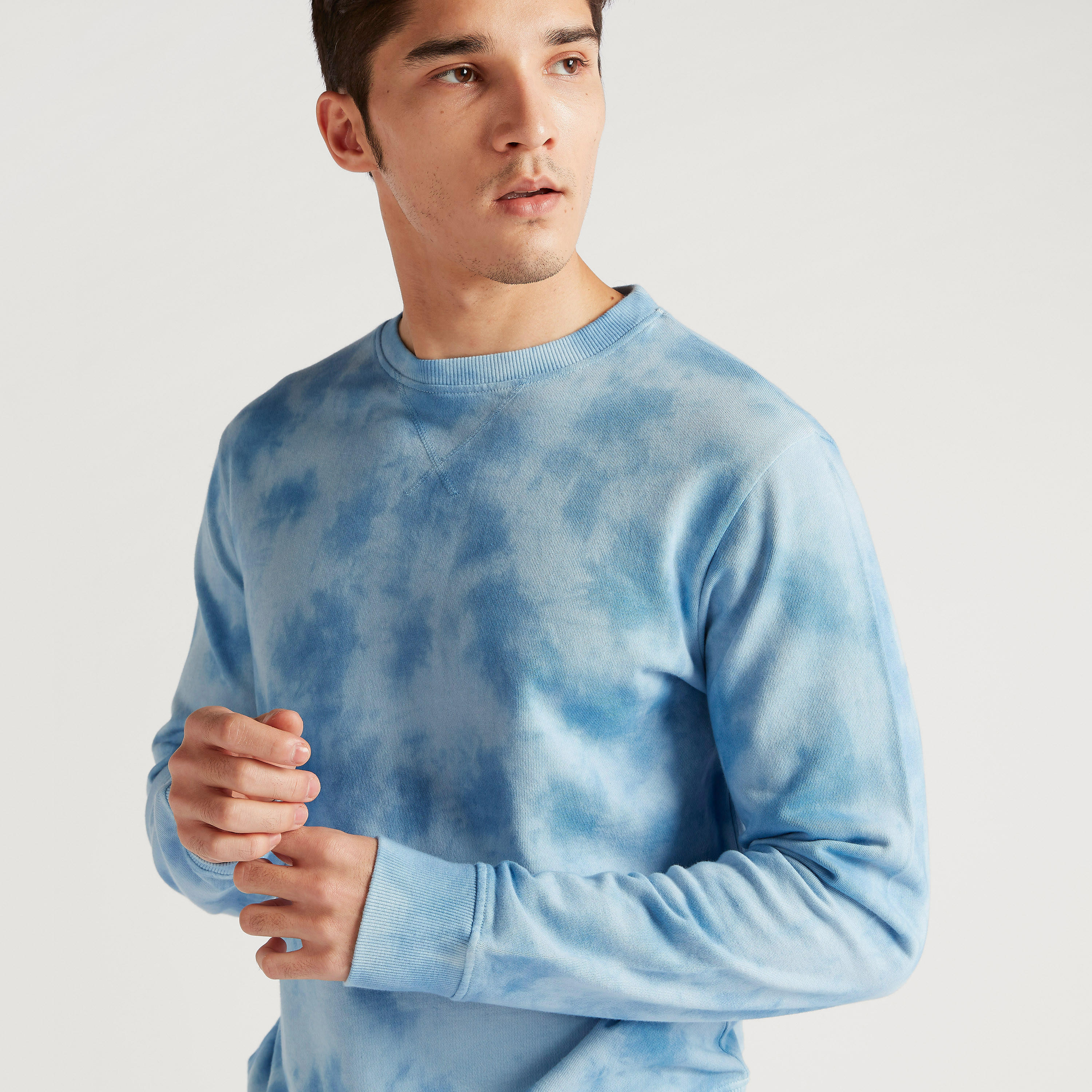 سويت شيرت بأكمام طويلة وياقة ضيّقة وطبعات مصبوغة-men-winterwear-hoodiesandsweatshirts-image-3