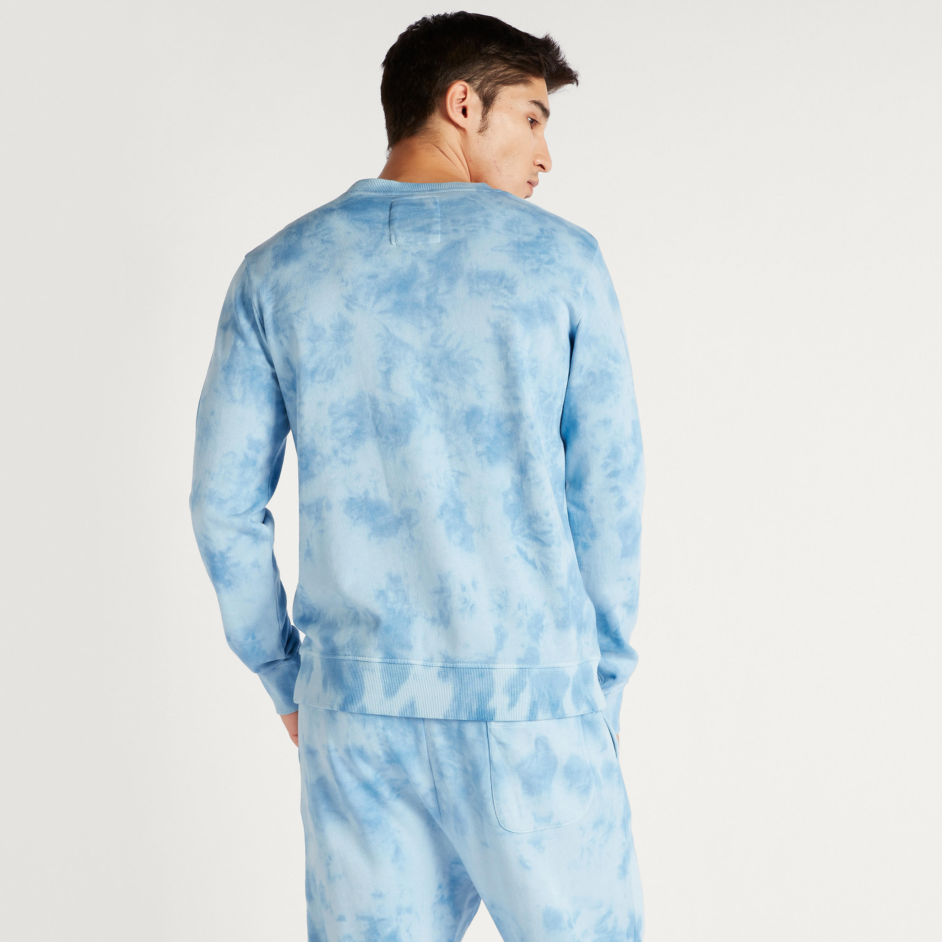 سويت شيرت بأكمام طويلة وياقة ضيّقة وطبعات مصبوغة-men-winterwear-hoodiesandsweatshirts-image-4