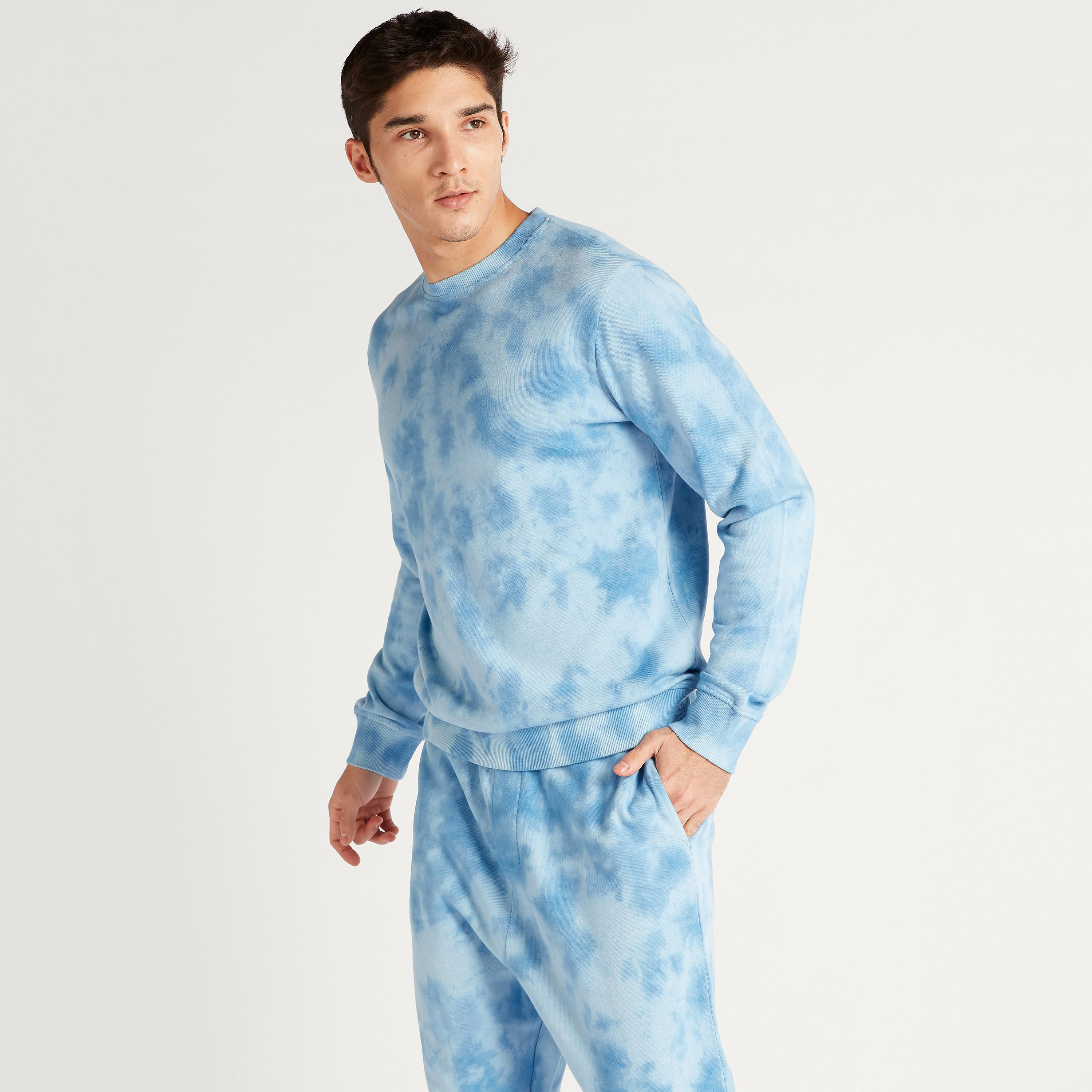 سويت شيرت بأكمام طويلة وياقة ضيّقة وطبعات مصبوغة-men-winterwear-hoodiesandsweatshirts-image-5