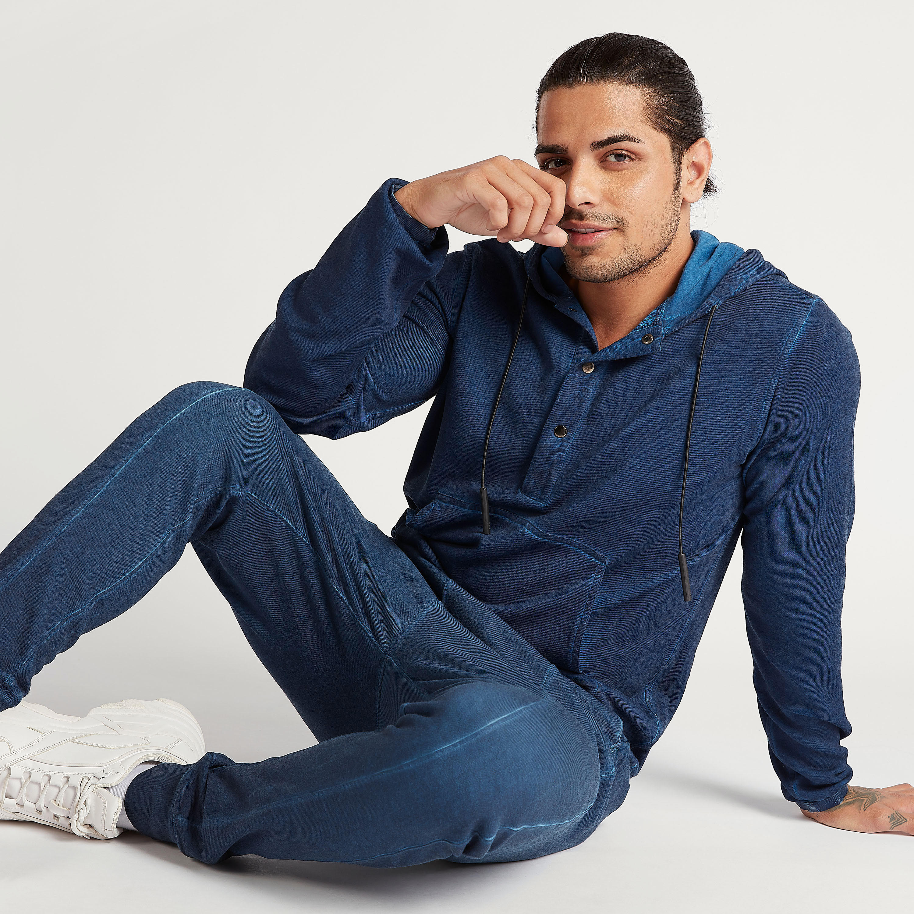 هودي  سادة بقبعّة وأكمام طويلة وجيوب كنغر-men-winterwear-hoodiesandsweatshirts-image-1