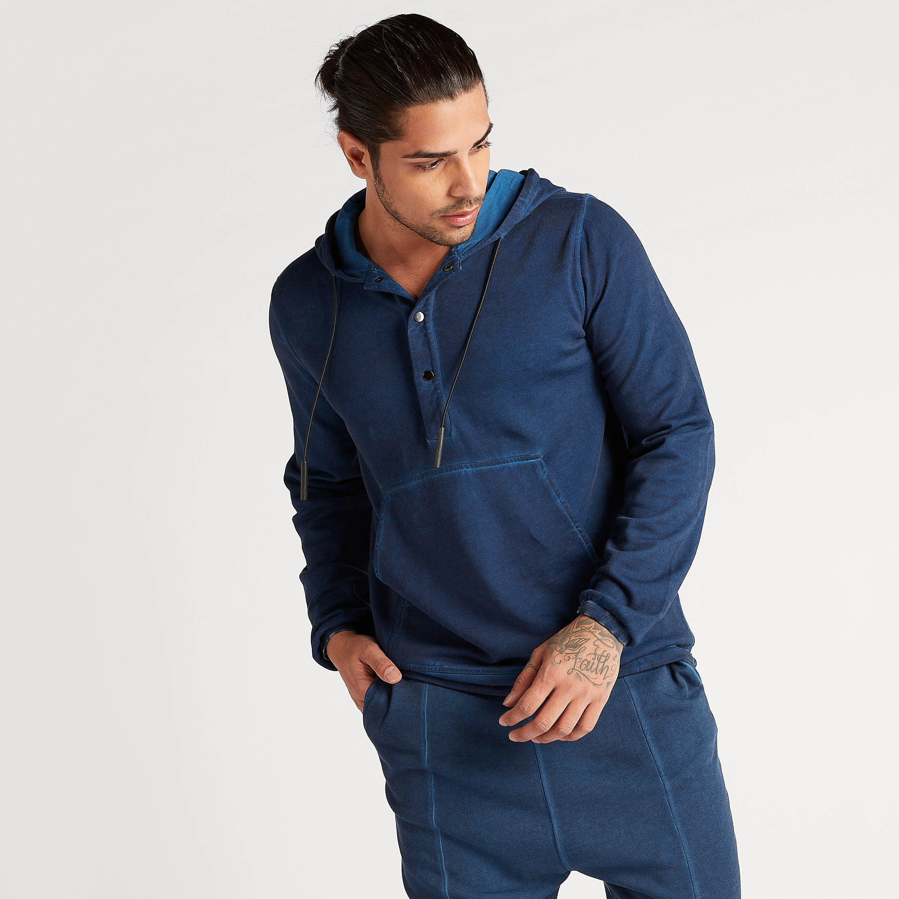 هودي  سادة بقبعّة وأكمام طويلة وجيوب كنغر-men-winterwear-hoodiesandsweatshirts-image-2
