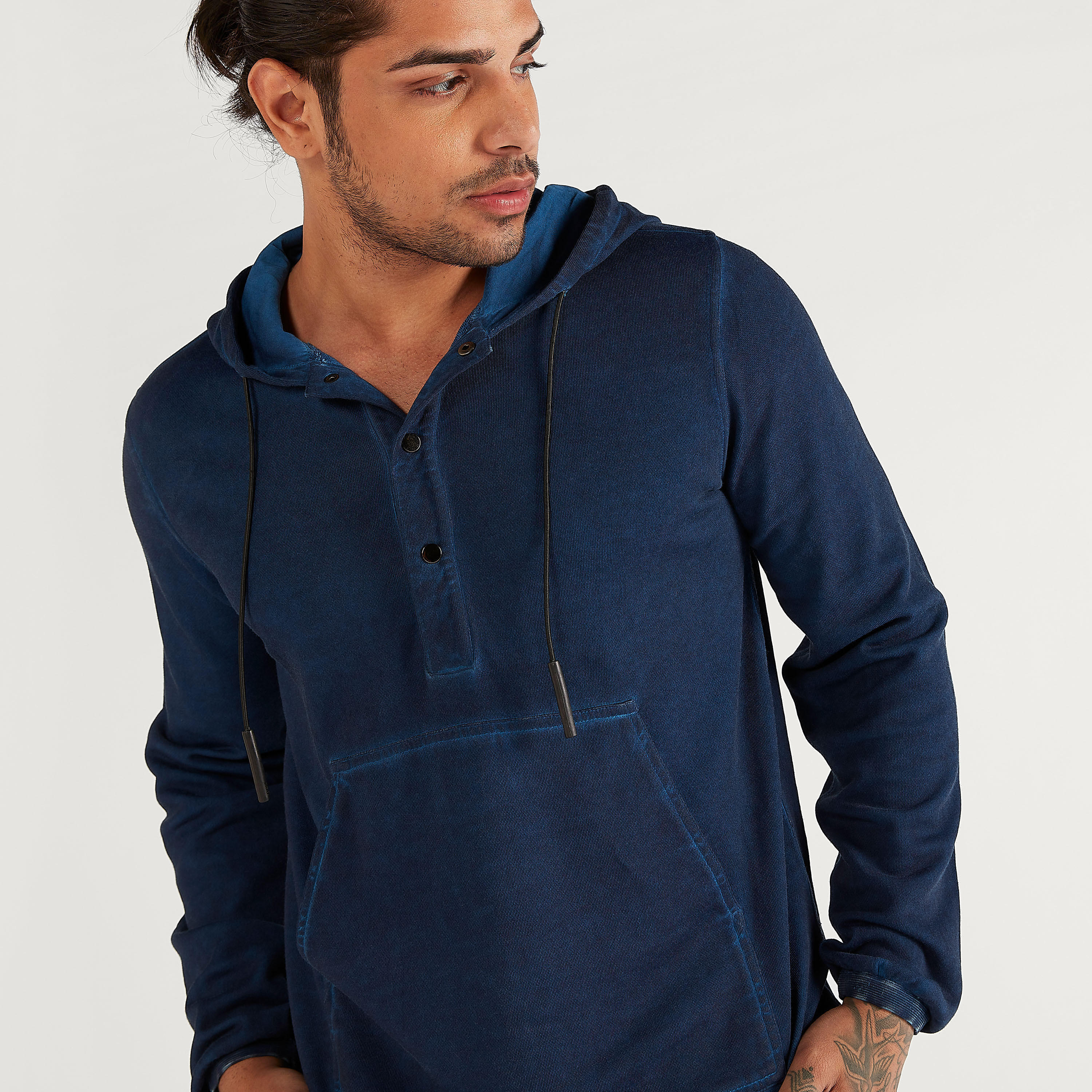 هودي  سادة بقبعّة وأكمام طويلة وجيوب كنغر-men-winterwear-hoodiesandsweatshirts-image-3