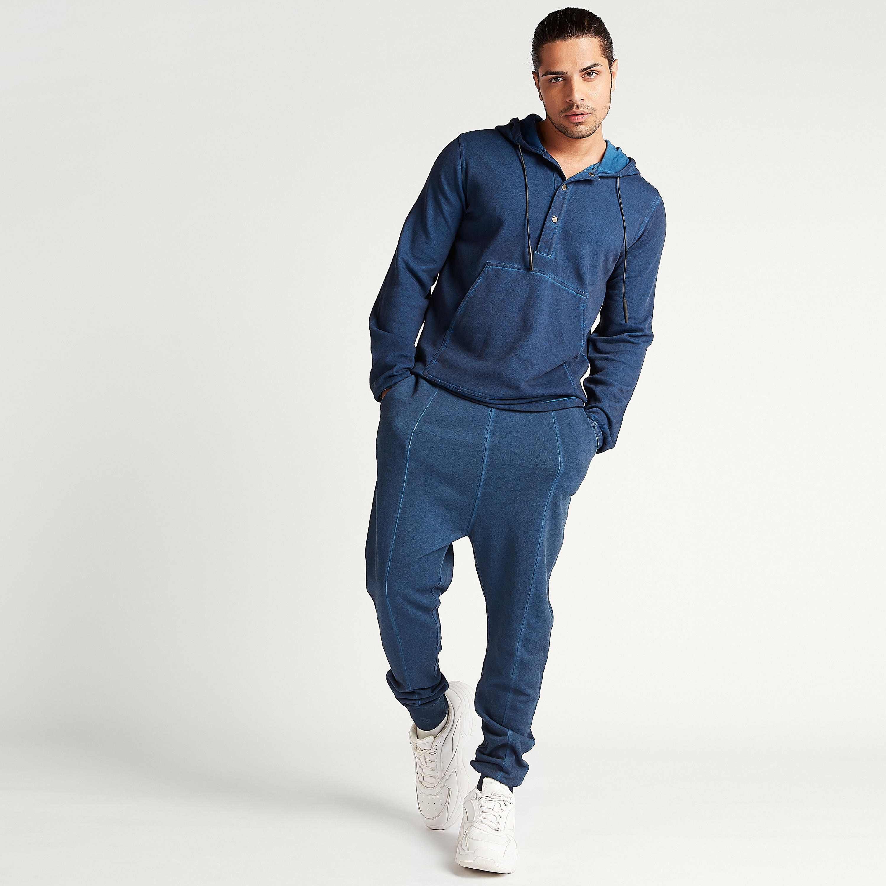هودي  سادة بقبعّة وأكمام طويلة وجيوب كنغر-men-winterwear-hoodiesandsweatshirts-image-5