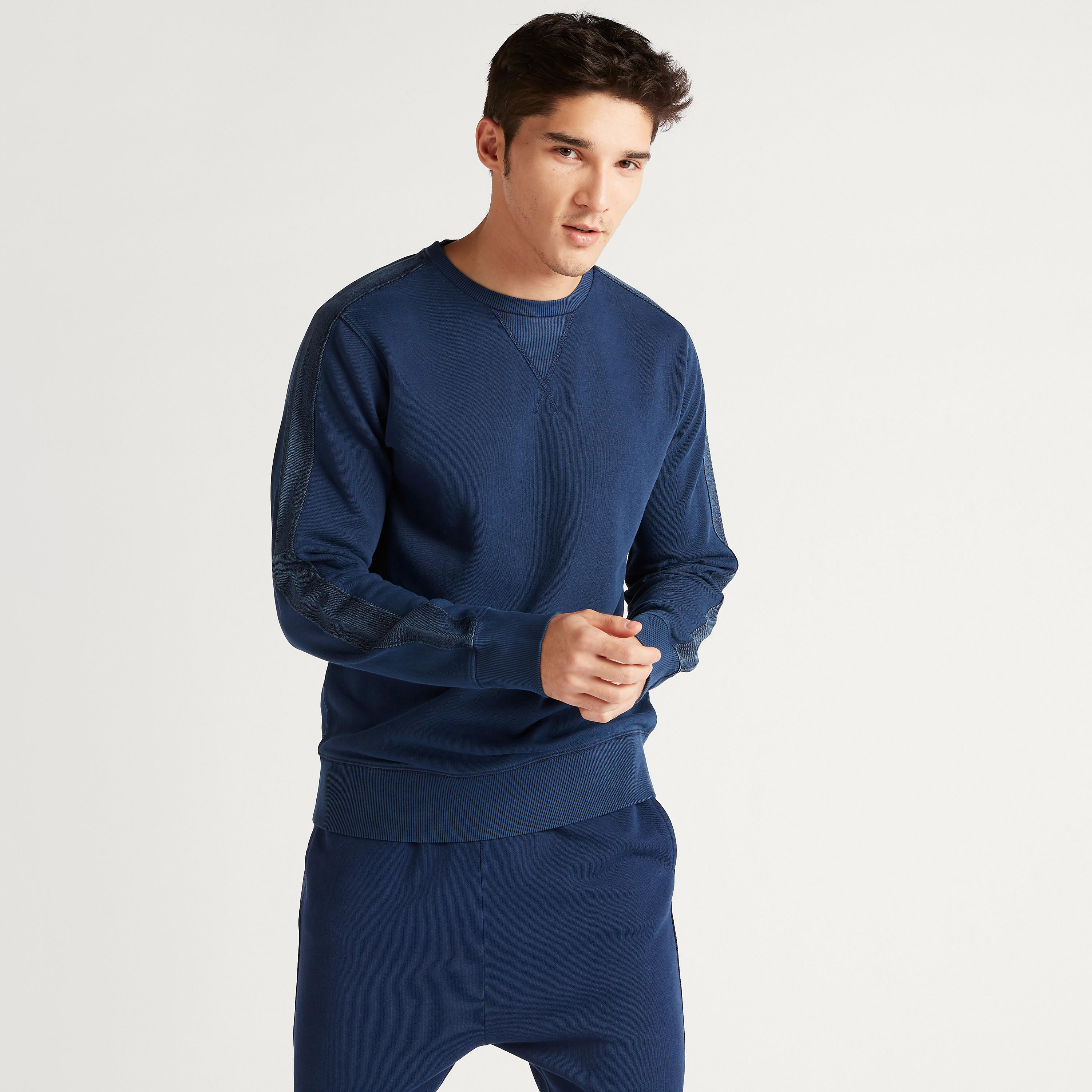سويت شيرت دينم سادة بياقة ضيقة وأكمام طويلة وجيب-men-winterwear-hoodiesandsweatshirts-image-1