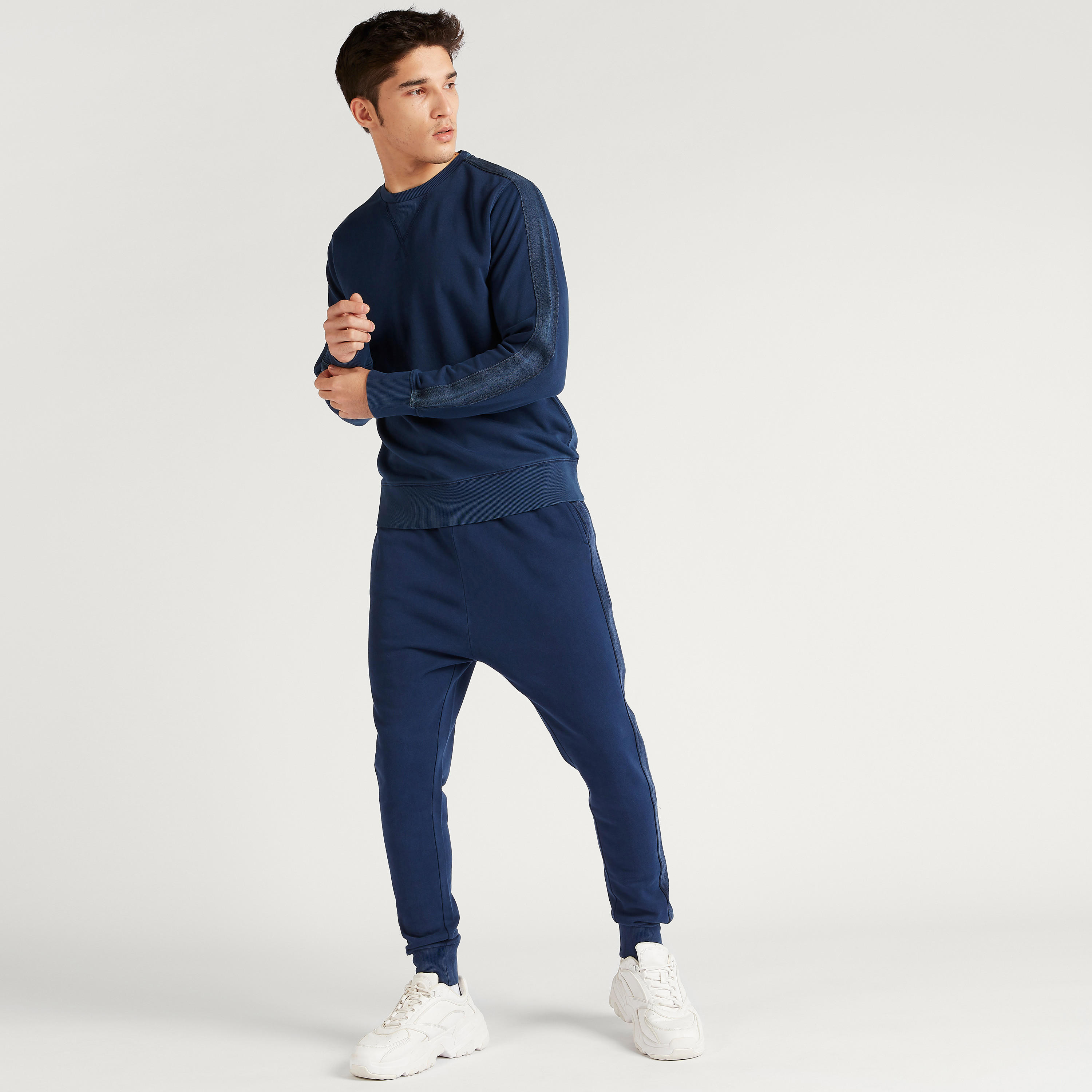 سويت شيرت دينم سادة بياقة ضيقة وأكمام طويلة وجيب-men-winterwear-hoodiesandsweatshirts-image-2
