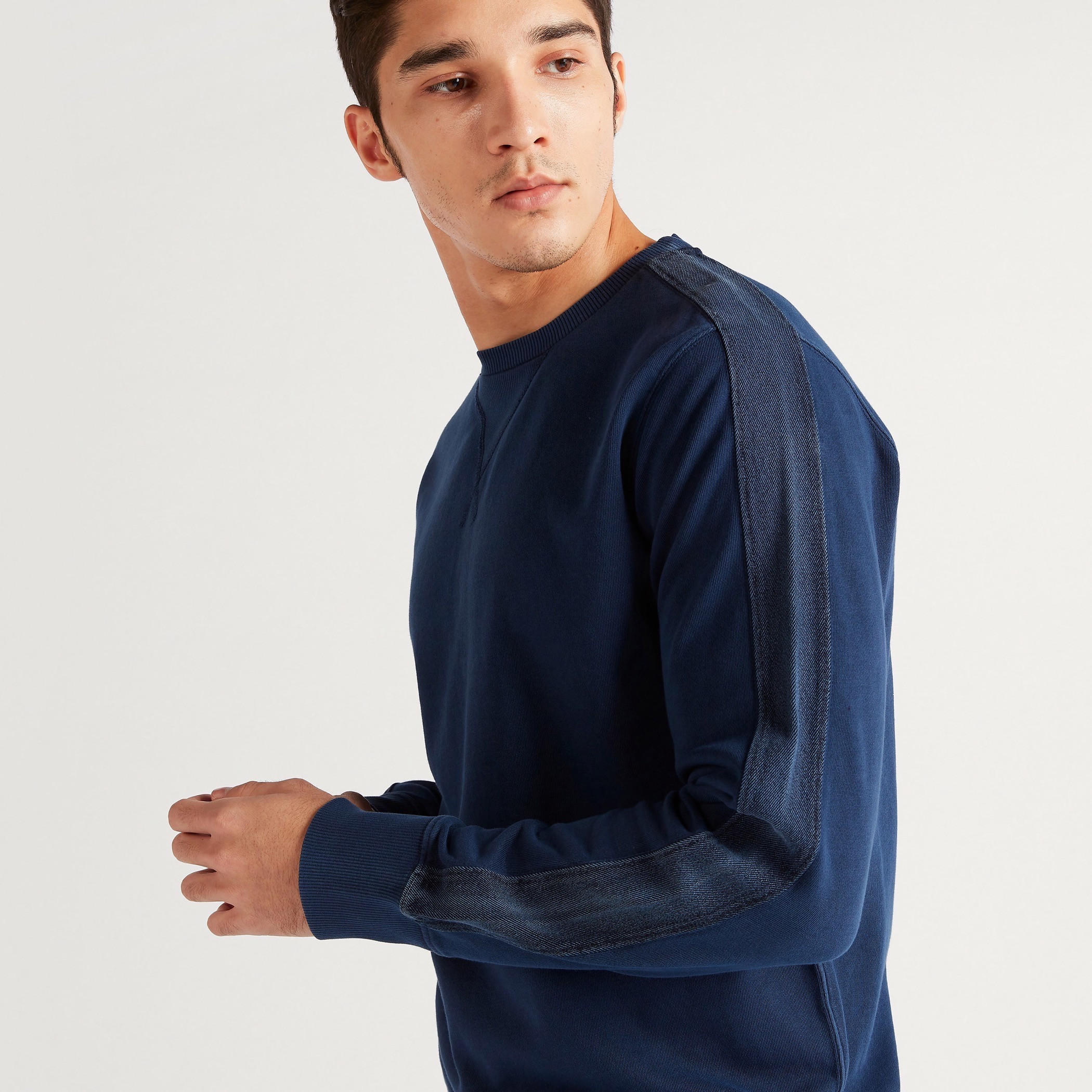 سويت شيرت دينم سادة بياقة ضيقة وأكمام طويلة وجيب-men-winterwear-hoodiesandsweatshirts-image-3