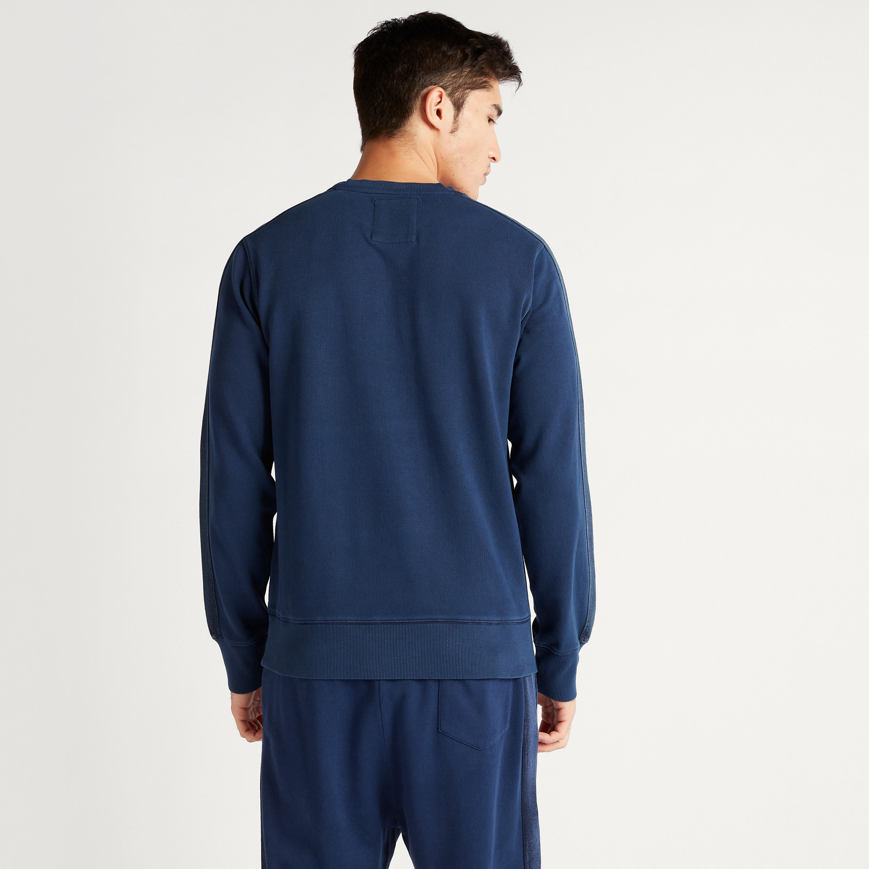 سويت شيرت دينم سادة بياقة ضيقة وأكمام طويلة وجيب-men-winterwear-hoodiesandsweatshirts-image-4