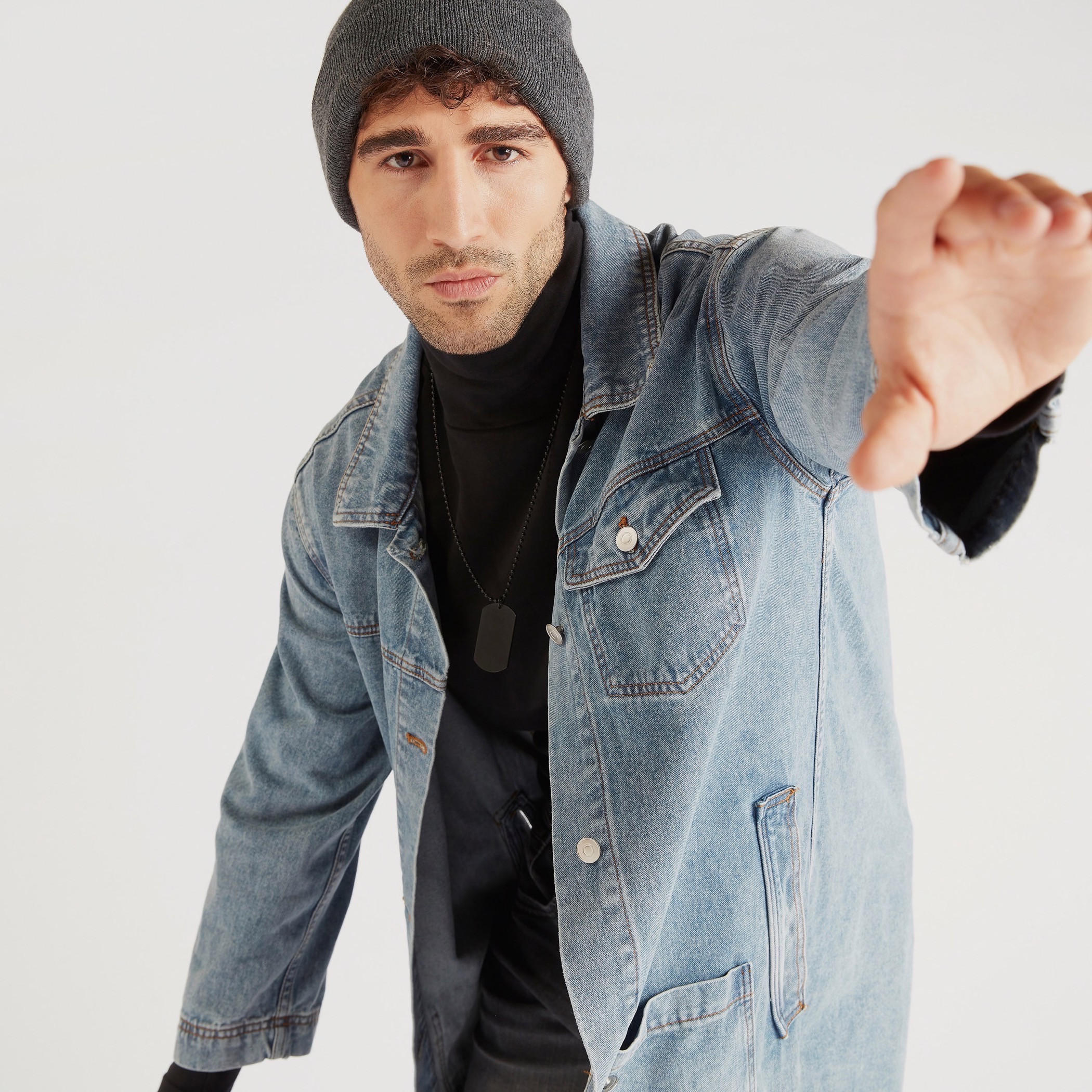 جاكيت دنيم سادة طويل بزر إغلاق وجيوب-men-clothing-jacketsandblazers-jackets-image-2