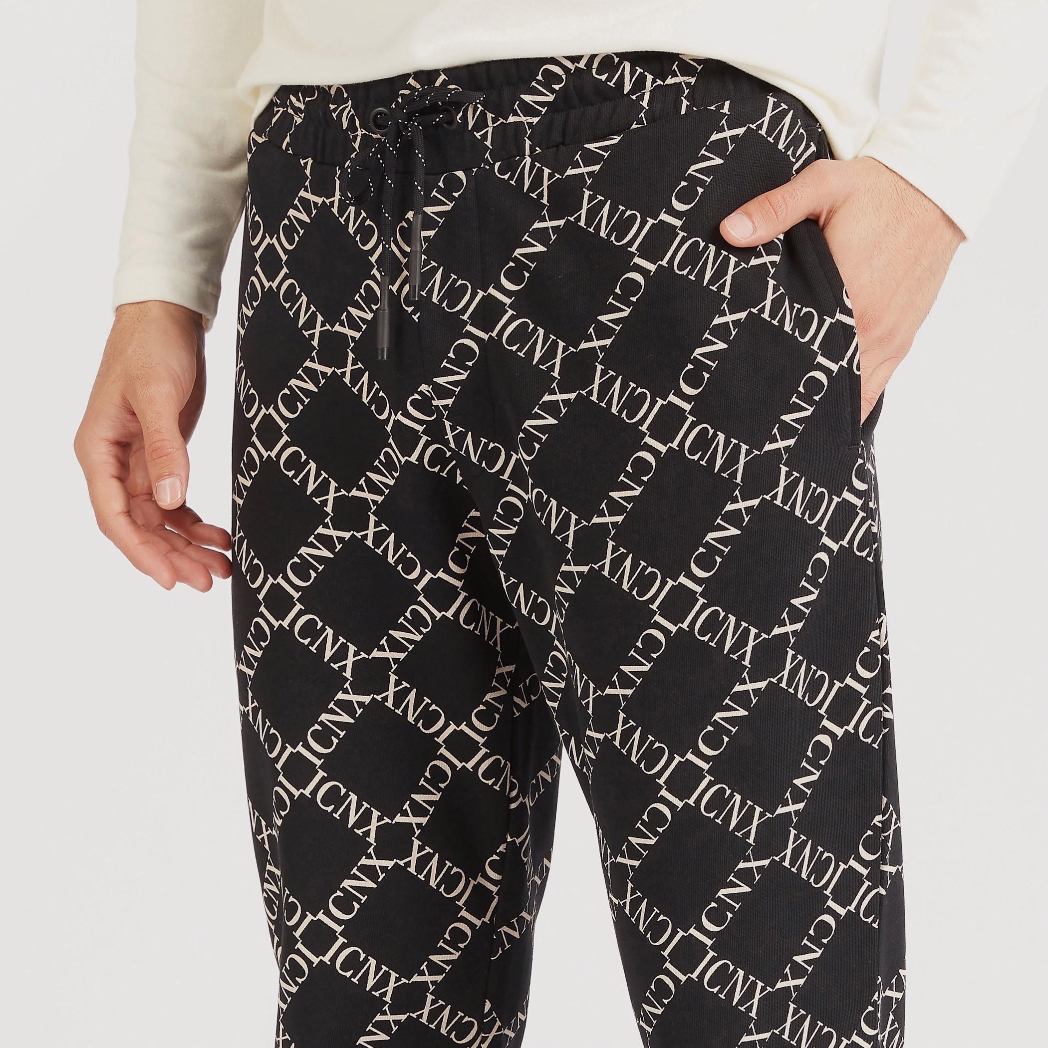 بنطلون رياضي بخصر متوسط الارتفاع ورباط إغلاق وجيوب وطبعات-men-clothing-bottoms-joggers-image-2