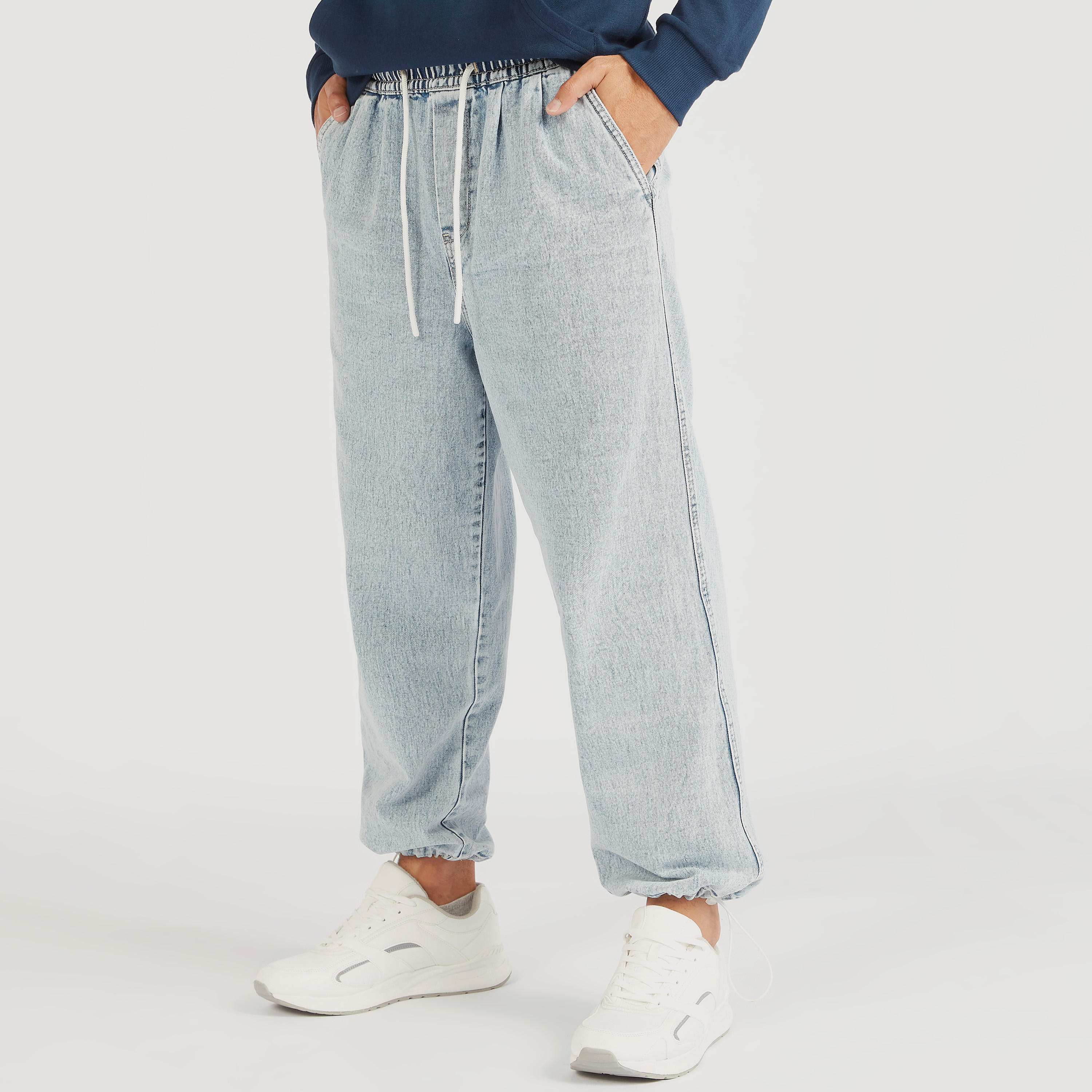 بنطلون رياضي دنيم بخصر منخفض ورباط إغلاق وجيوب-men-clothing-bottoms-joggers-image-7