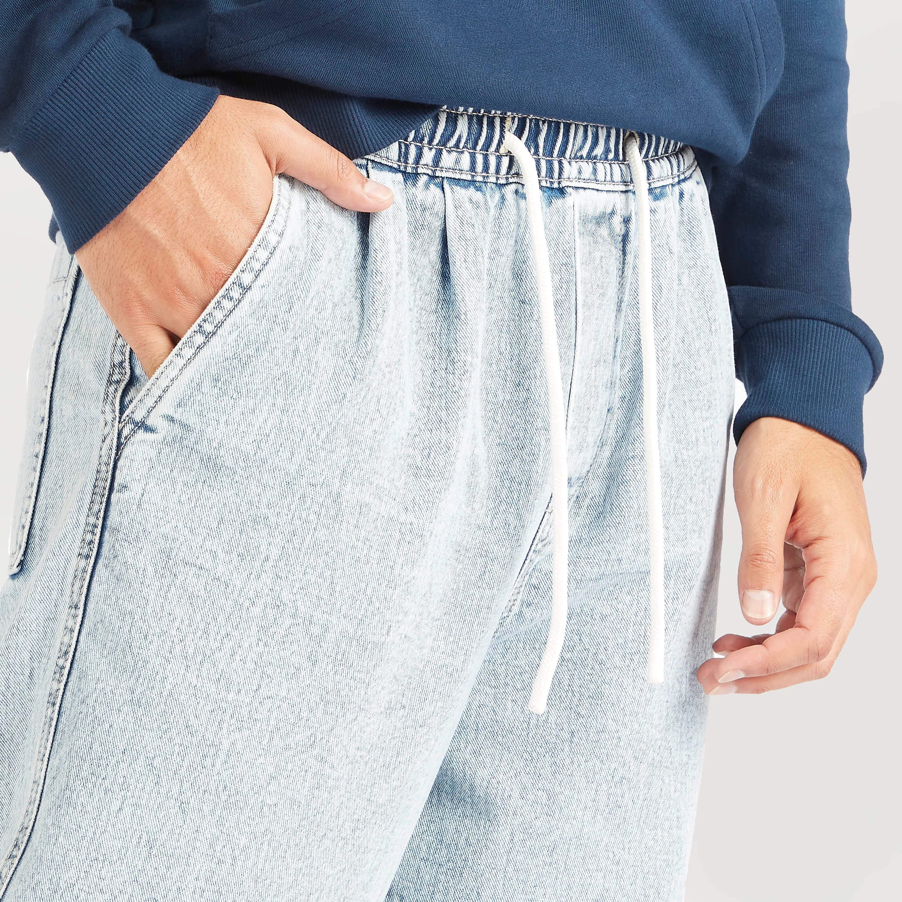 بنطلون رياضي دنيم بخصر منخفض ورباط إغلاق وجيوب-men-clothing-bottoms-joggers-image-5