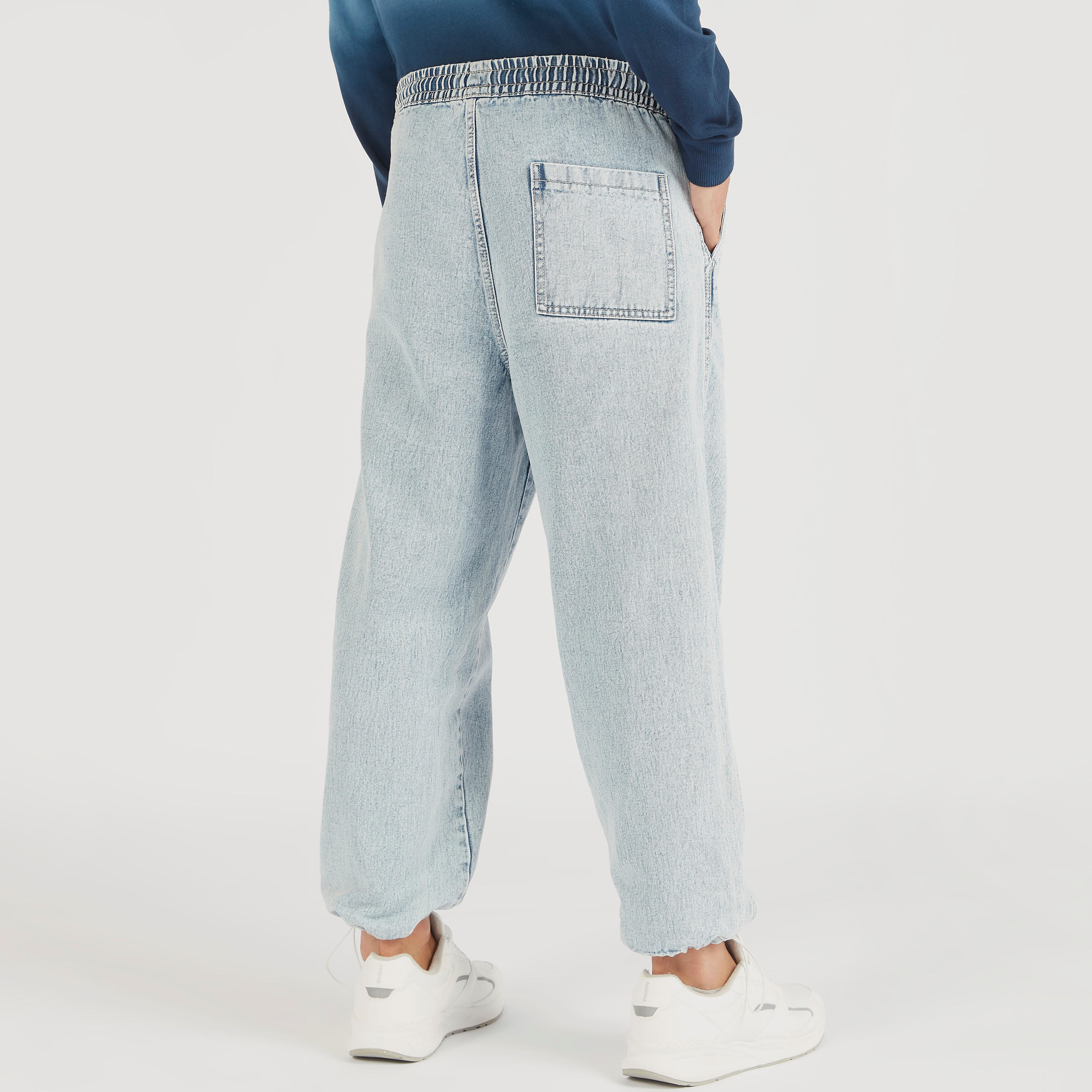 بنطلون رياضي دنيم بخصر منخفض ورباط إغلاق وجيوب-men-clothing-bottoms-joggers-image-4