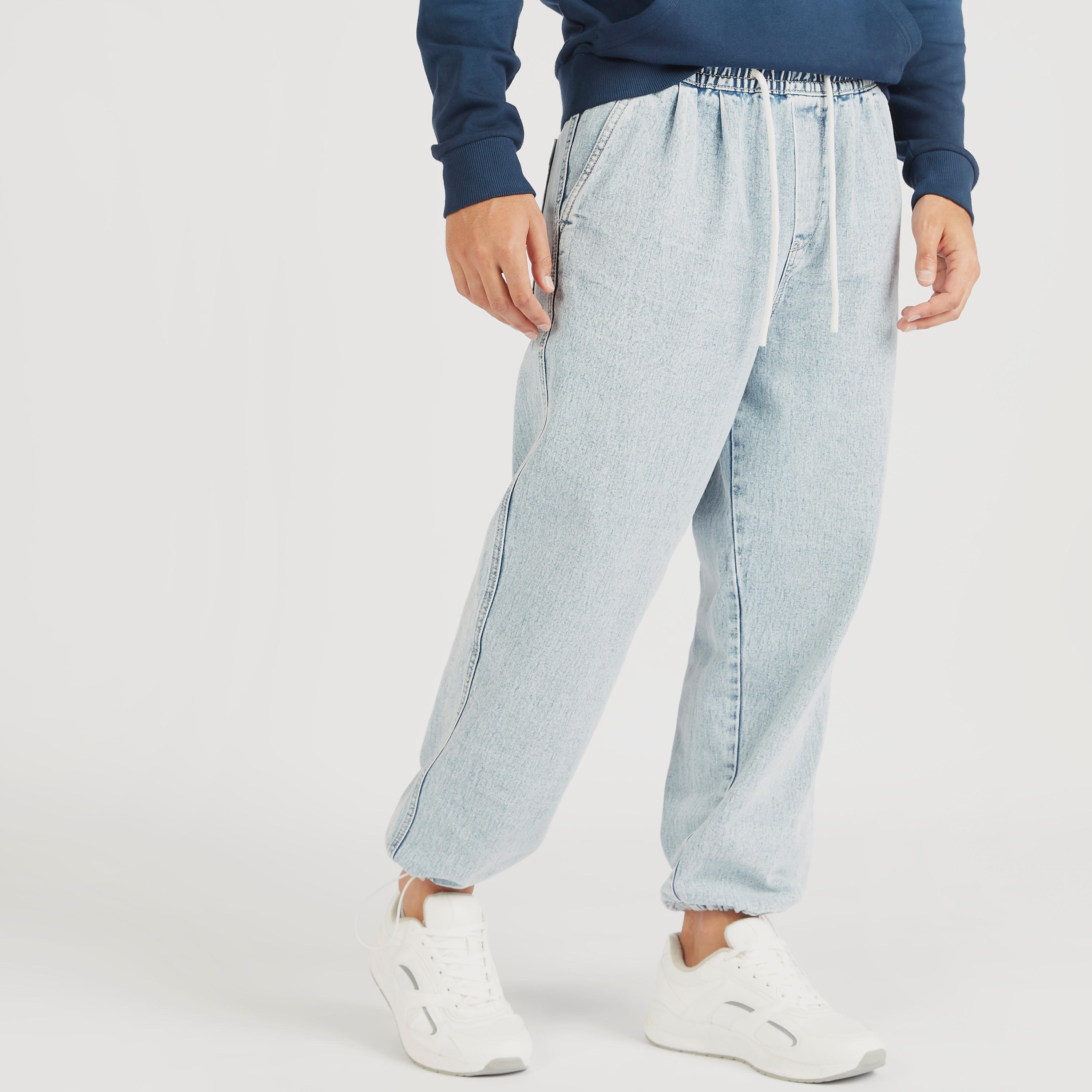 بنطلون رياضي دنيم بخصر منخفض ورباط إغلاق وجيوب-men-clothing-bottoms-joggers-image-3