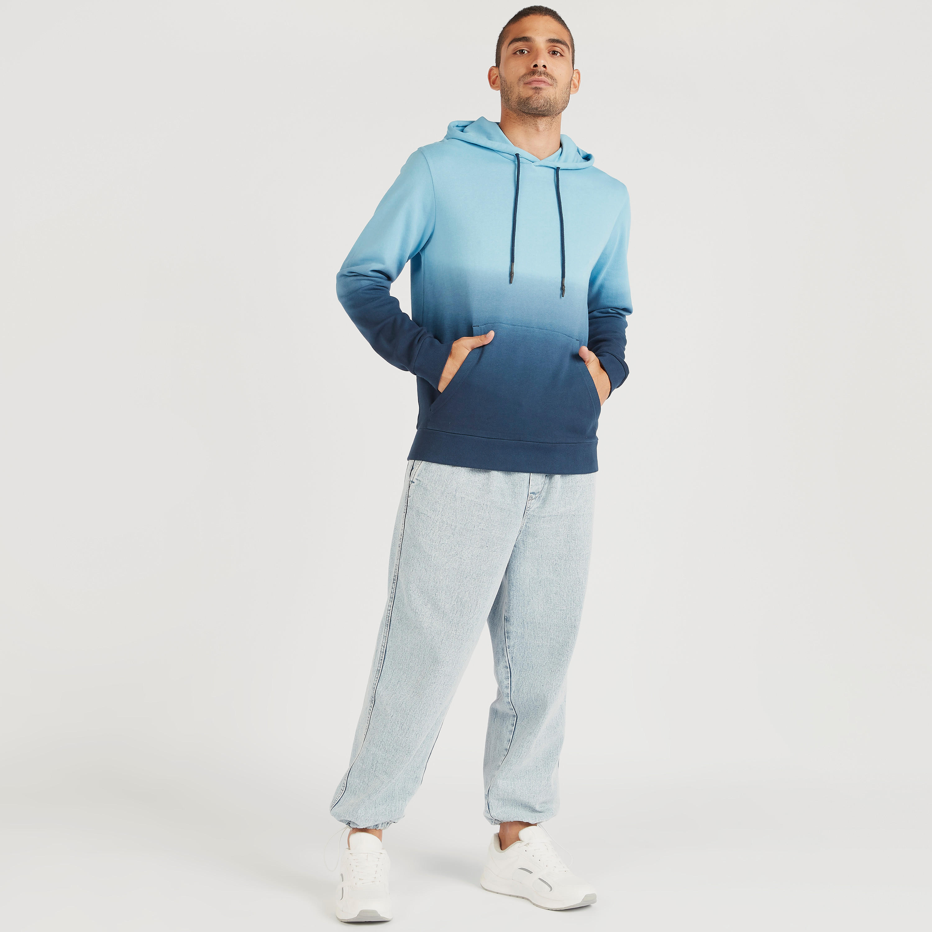بنطلون رياضي دنيم بخصر منخفض ورباط إغلاق وجيوب-men-clothing-bottoms-joggers-image-2