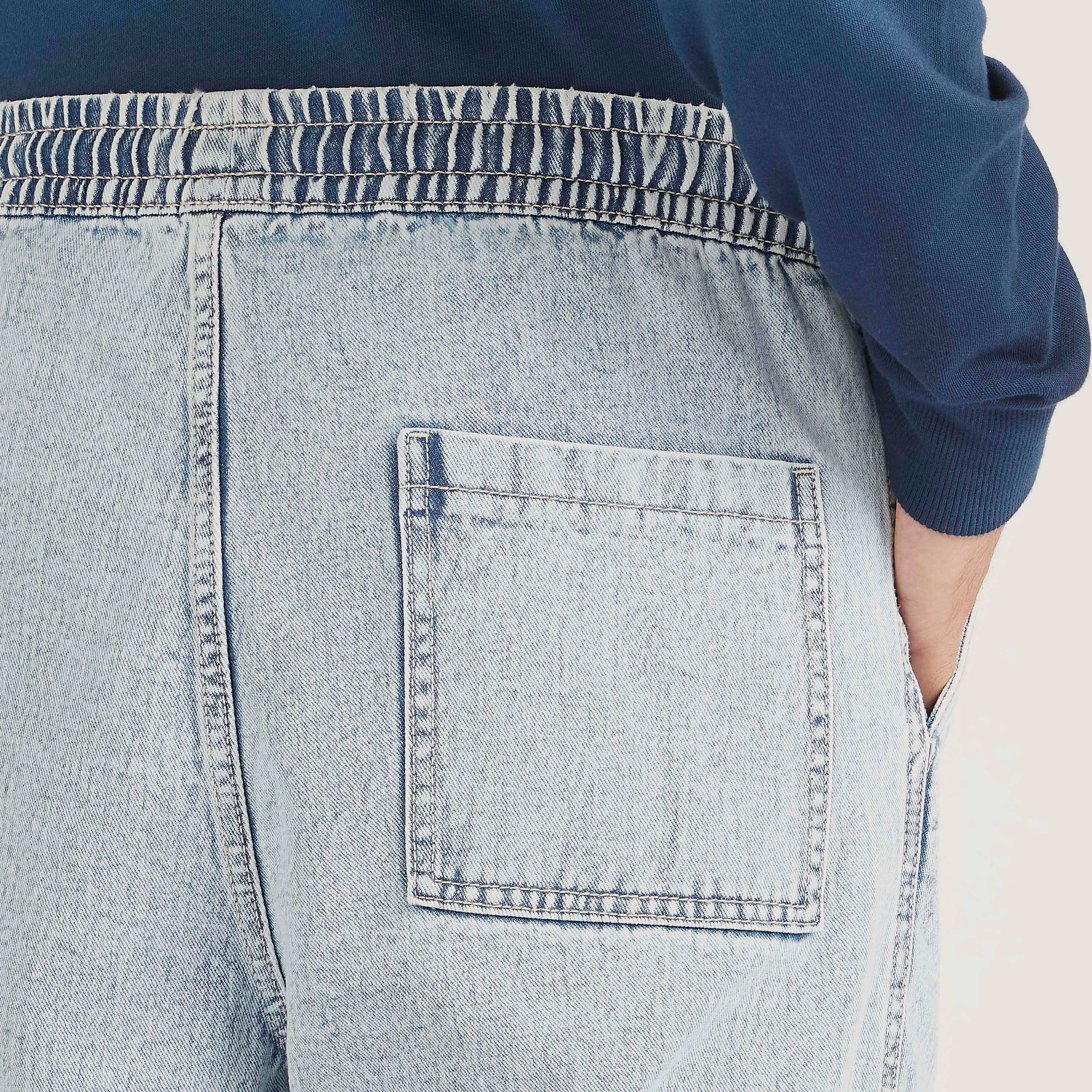 بنطلون رياضي دنيم بخصر منخفض ورباط إغلاق وجيوب-men-clothing-bottoms-joggers-image-1