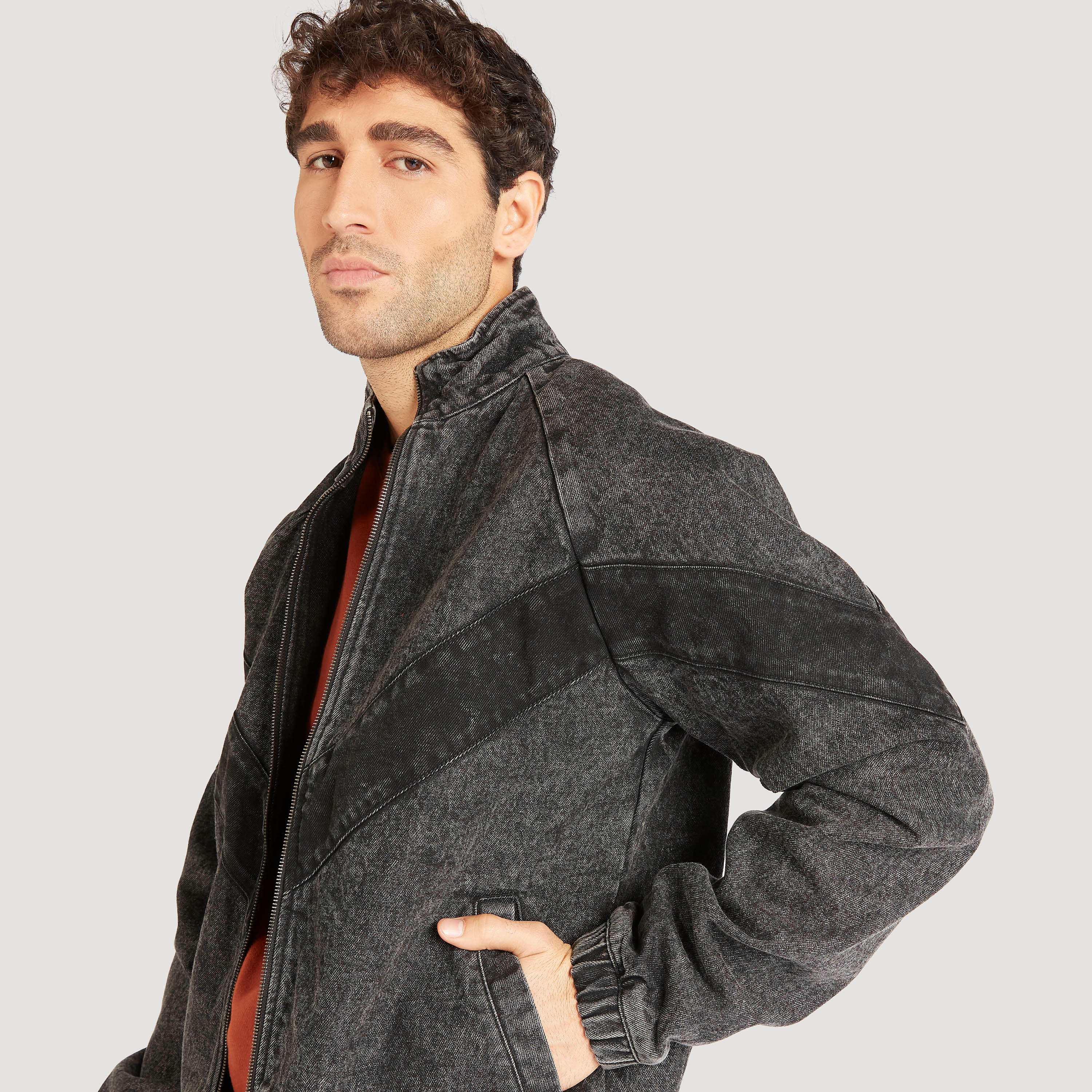 جاكيت دنيم سادة بسحّاب إغلاق وجيوب-men-clothing-jacketsandblazers-jackets-image-1