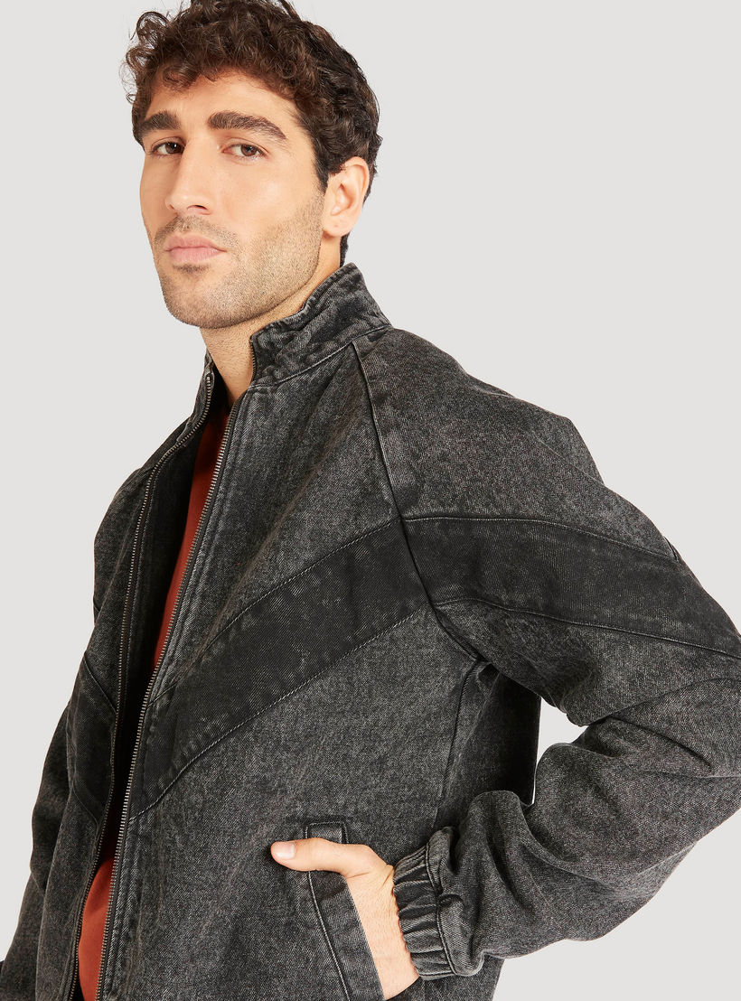 جاكيت دنيم سادة بسحّاب إغلاق وجيوب-men-clothing-jacketsandblazers-jackets-image-1