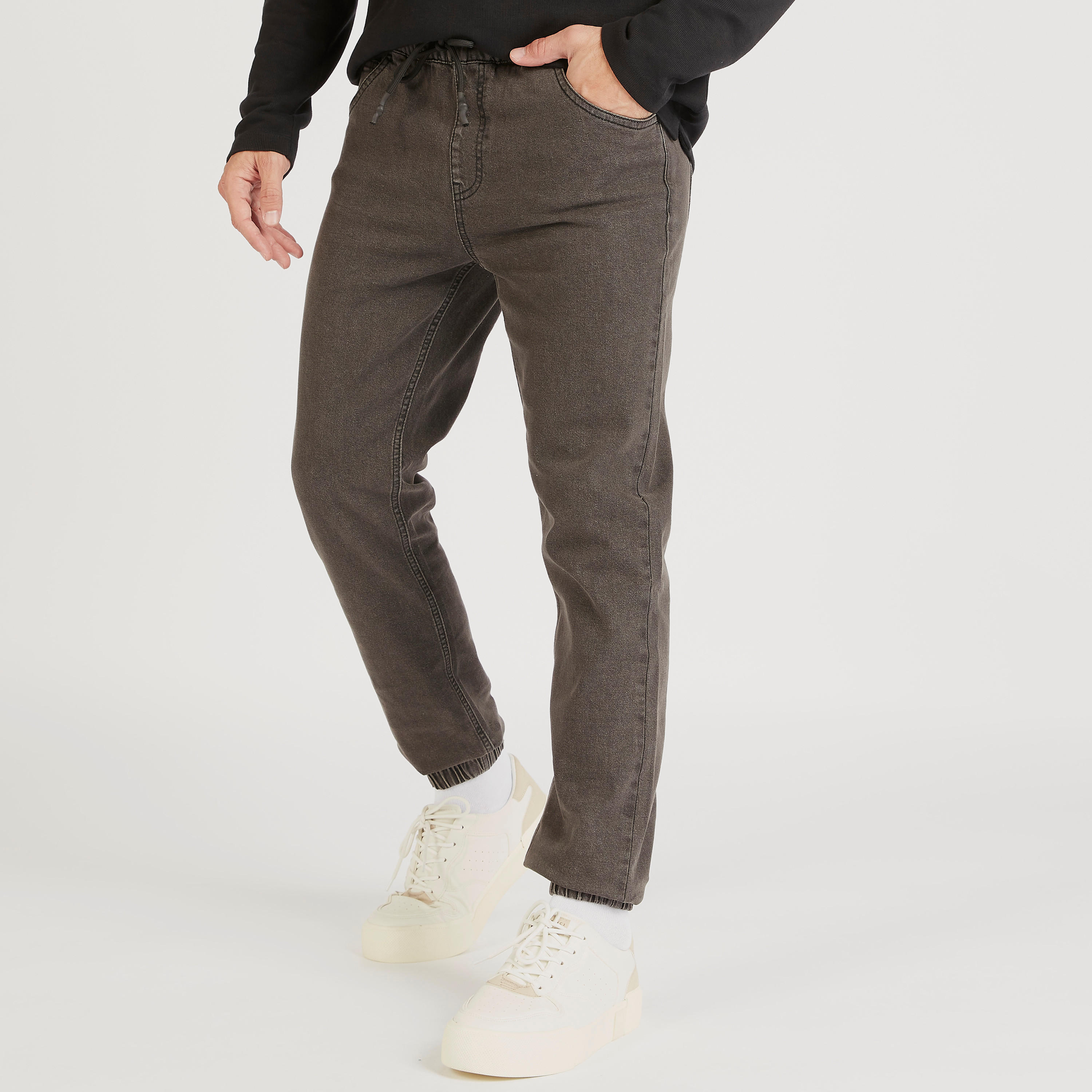 بنطلون رياضي دنيم سادة برباط وجيوب-men-clothing-bottoms-joggers-image-5