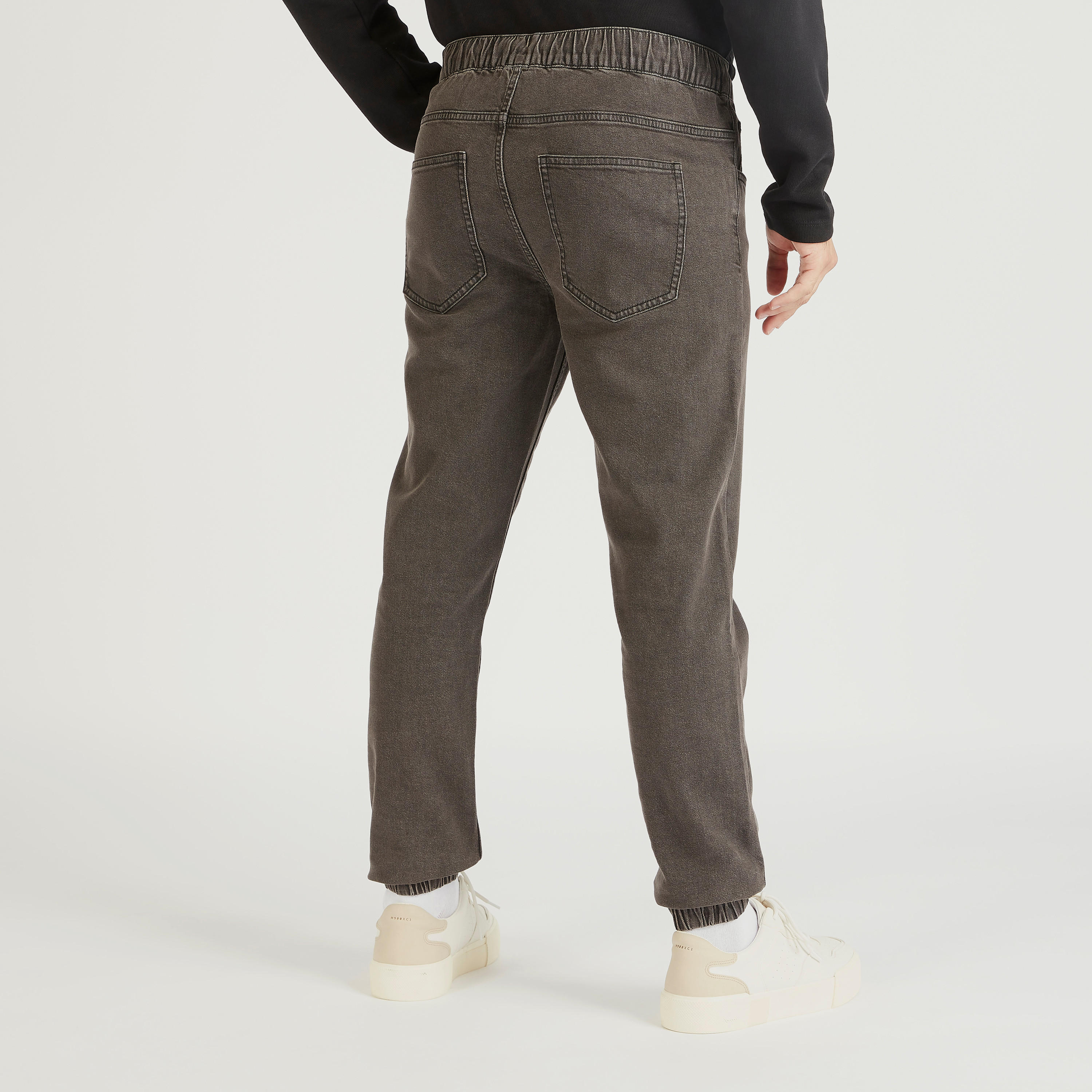 بنطلون رياضي دنيم سادة برباط وجيوب-men-clothing-bottoms-joggers-image-2