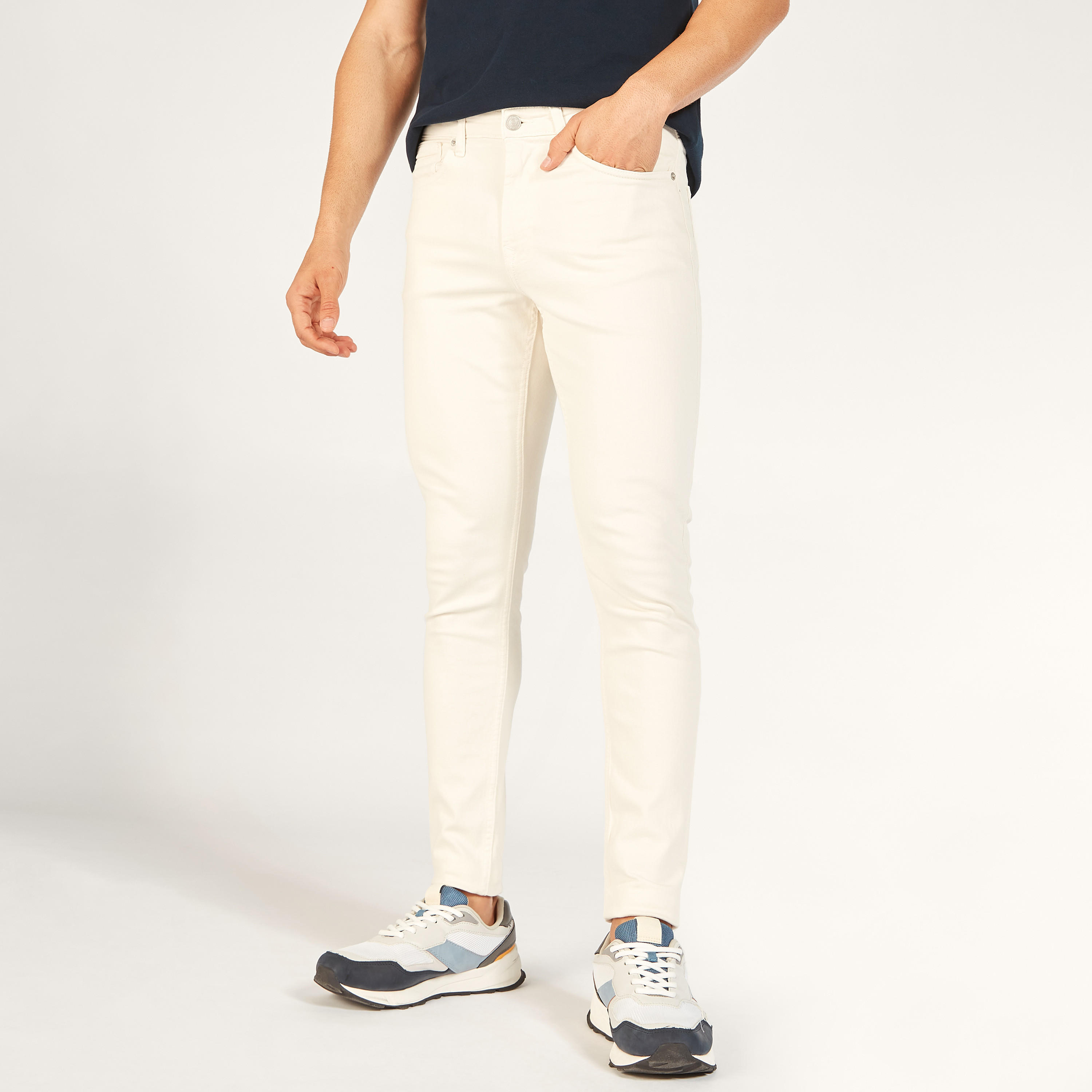 بنطلون جينز دنيم سادة بخصر متوسط الارتفاع وزر إغلاق وجيوب-men-clothing-bottoms-jeans-image-1