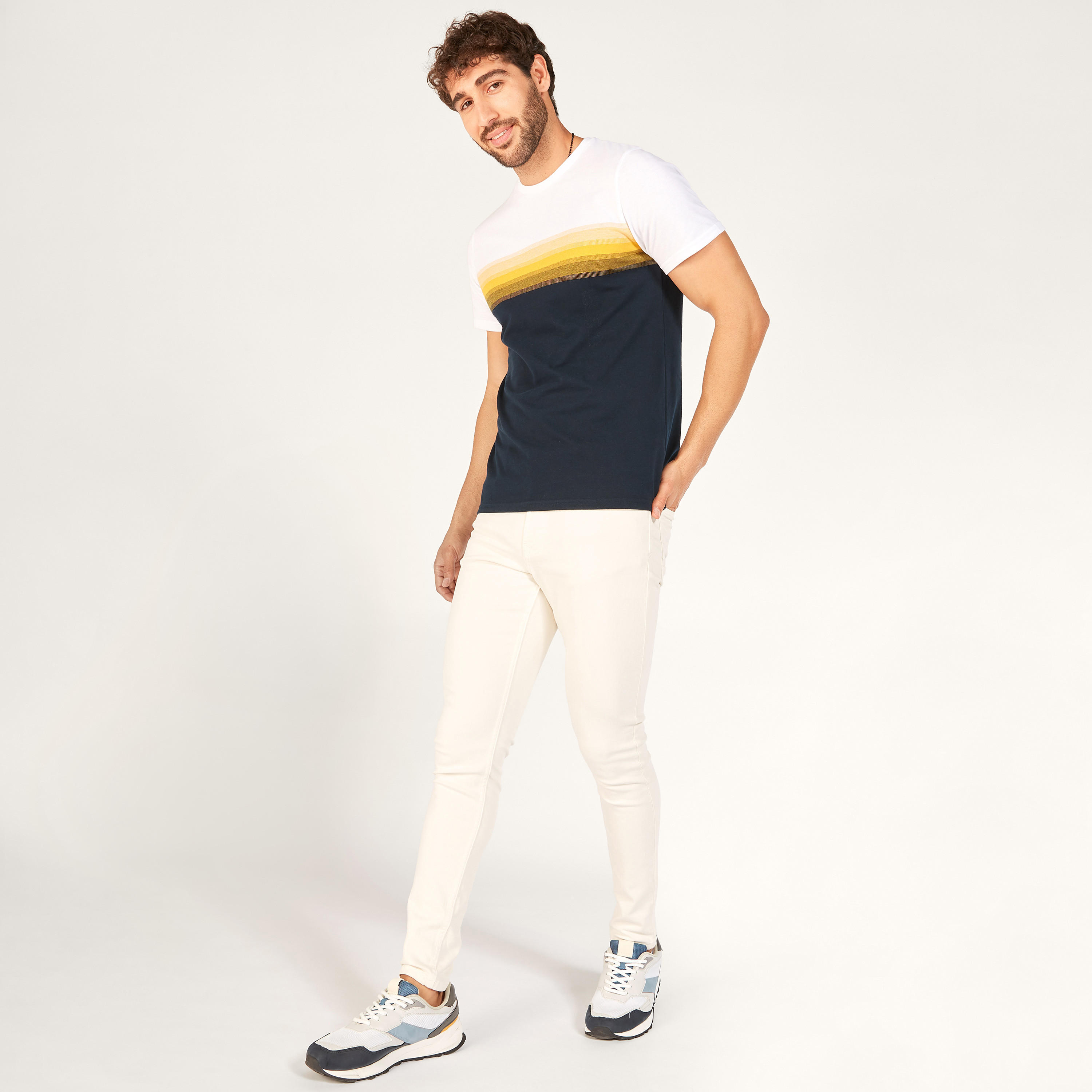 بنطلون جينز دنيم سادة بخصر متوسط الارتفاع وزر إغلاق وجيوب-men-clothing-bottoms-jeans-image-2